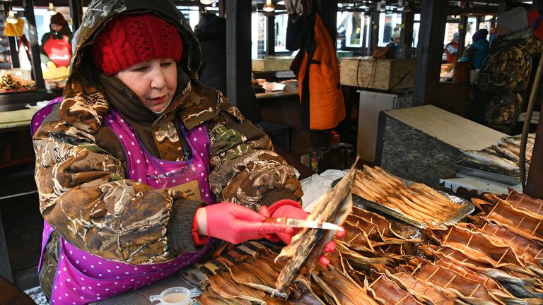Женщина продает омуль на рыбном рынке в Листвянке Женщина продает омуль на рыбном рынке в Листвянке
