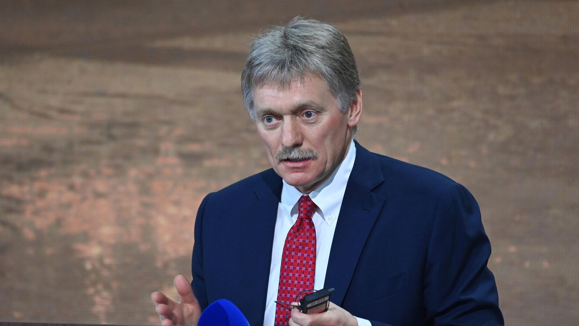 Заместитель руководителя администрации президента, пресс-секретарь президента РФ Дмитрий Песков на ежегодной большой пресс-конференции президента РФ Владимира Путина Заместитель руководителя администрации президента, пресс-секретарь президента РФ Дмитрий Песков на ежегодной большой пресс-конференции президента РФ Владимира Путина - РИА Новости, 1920, 11.02.2021