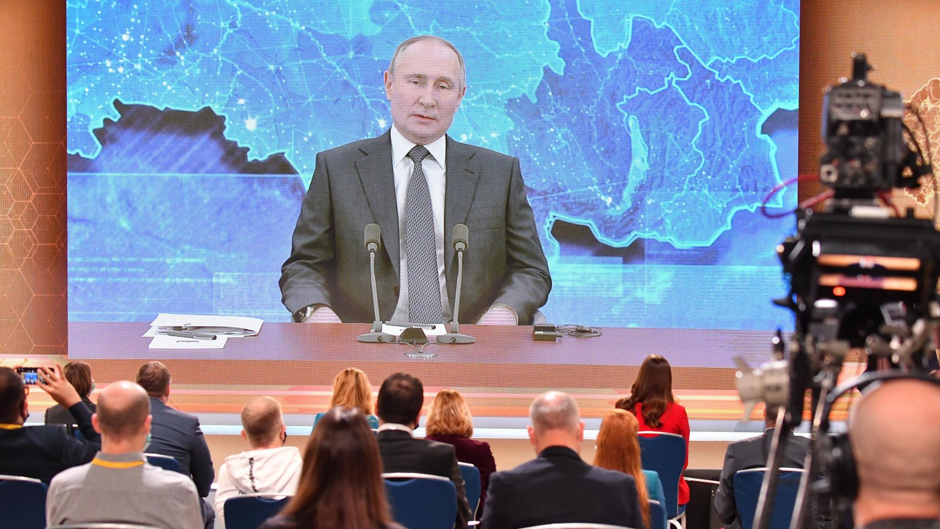Президент России Владимир Путин в режиме видеоконференции участвует в ежегодной пресс-конференции в Центре международной торговли на Красной Пресне Президент России Владимир Путин в режиме видеоконференции участвует в ежегодной пресс-конференции в Центре международной торговли на Красной Пресне - РИА Новости, 1920, 17.12.2020