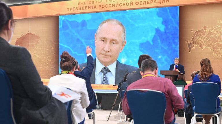 Президент России Владимир Путин в режиме видеоконференции участвует в ежегодной пресс-конференции в Центре международной торговли на Красной Пресне Президент России Владимир Путин в режиме видеоконференции участвует в ежегодной пресс-конференции в Центре международной торговли на Красной Пресне