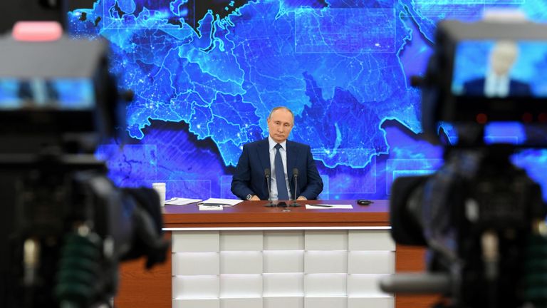 Президент РФ Владимир Путин на большой ежегодной пресс-конференции в режиме видеоконференции Президент РФ Владимир Путин на большой ежегодной пресс-конференции в режиме видеоконференции