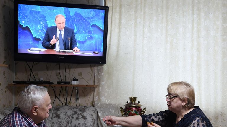 Пенсионеры пьют чай и смотрят прямую трансляцию ежегодной большой пресс-конференции президента РФ Владимира Путина в Казани Пенсионеры пьют чай и смотрят прямую трансляцию ежегодной большой пресс-конференции президента РФ Владимира Путина в Казани