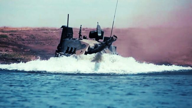 Танк Спрут-СДМ1 во время испытаний в акватории Черного моря. Кадр видео