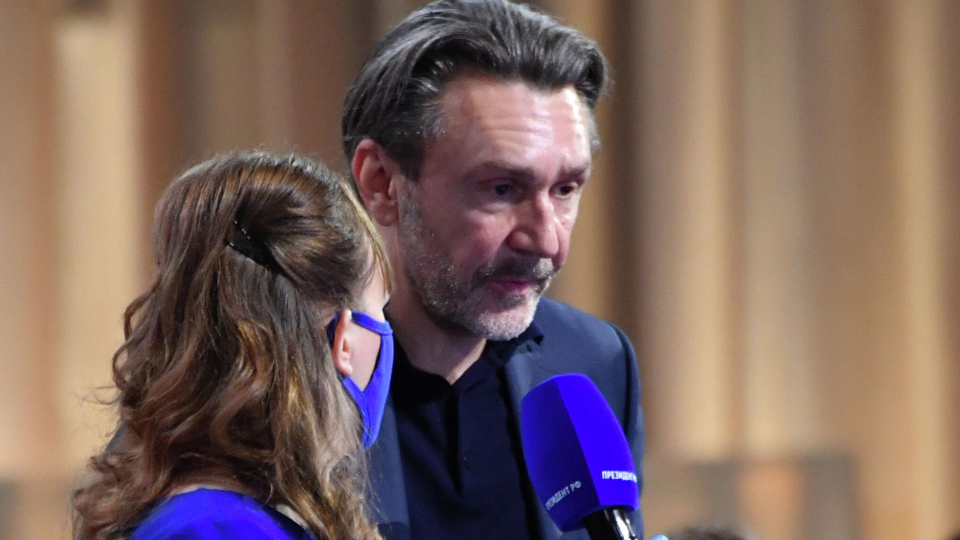 Генеральный продюсер RTVI Сергей Шнуров задает вопрос на ежегодной большой пресс-конференции президента РФ Владимира Путина в Центре международной торговли на Красной Пресне Генеральный продюсер RTVI Сергей Шнуров задает вопрос на ежегодной большой пресс-конференции президента РФ Владимира Путина в Центре международной торговли на Красной Пресне - РИА Новости, 1920, 17.12.2020