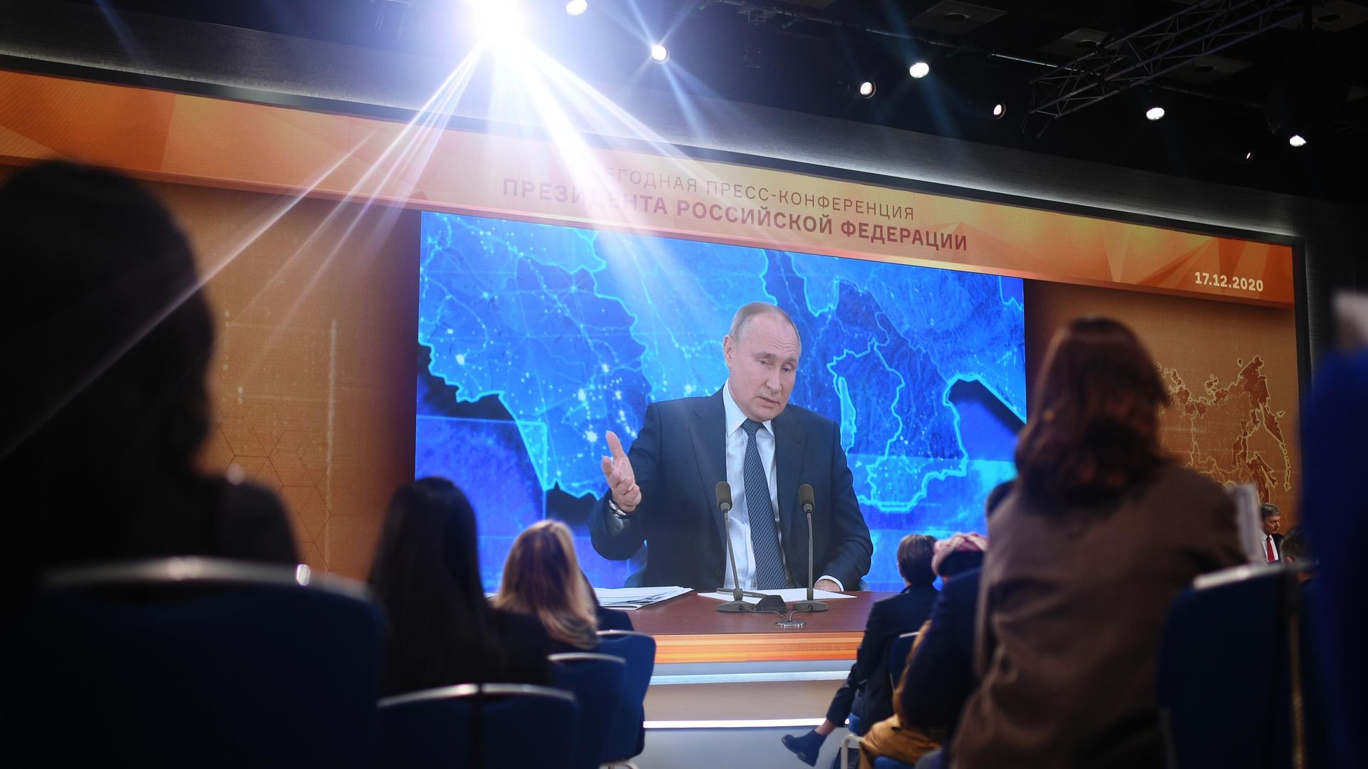 Президент России Владимир Путин в режиме видеоконференции участвует в ежегодной пресс-конференции в Центре международной торговли на Красной Пресне Президент России Владимир Путин в режиме видеоконференции участвует в ежегодной пресс-конференции в Центре международной торговли на Красной Пресне - РИА Новости, 1920, 17.12.2020