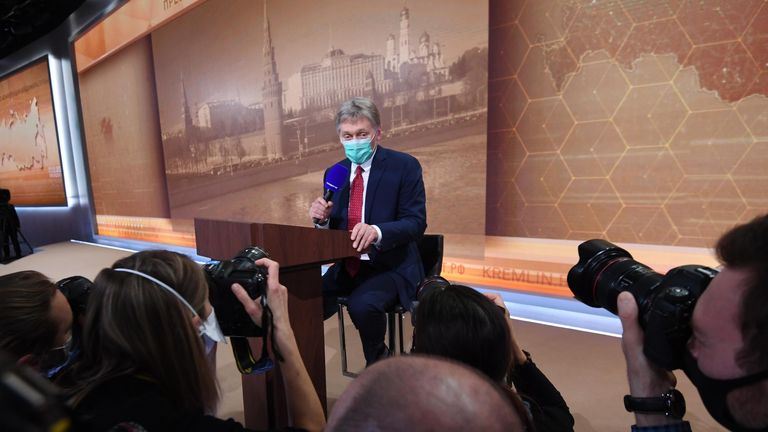 Заместитель руководителя администрации президента, пресс-секретарь президента РФ Дмитрий Песков на ежегодной большой пресс-конференции президента РФ Владимира Путина Заместитель руководителя администрации президента, пресс-секретарь президента РФ Дмитрий Песков на ежегодной большой пресс-конференции президента РФ Владимира Путина