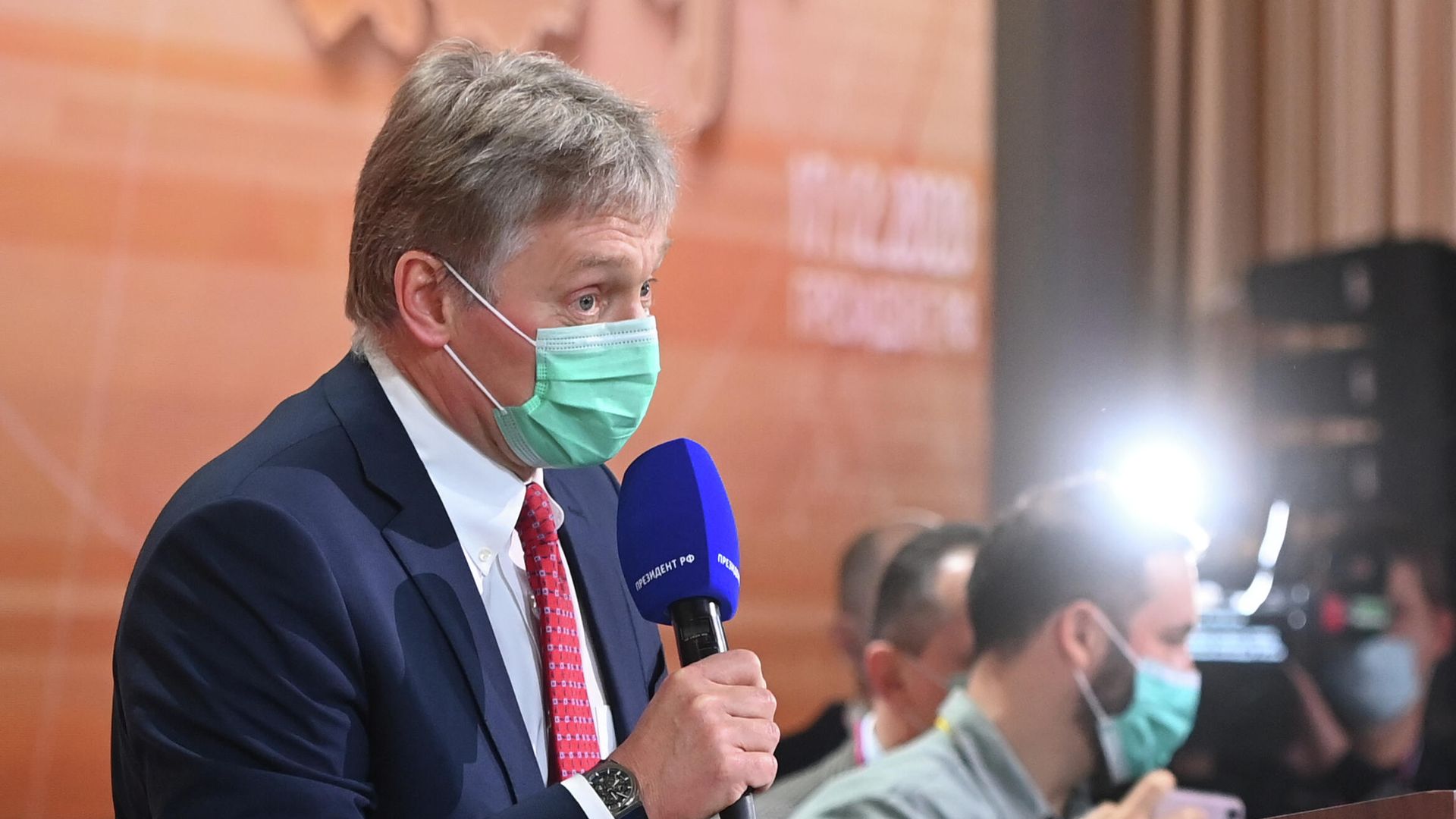 Пресс-секретарь президента РФ Дмитрий Песков на ежегодной большой пресс-конференции президента РФ Владимира Путина в Центре международной торговли на Красной Пресне Пресс-секретарь президента РФ Дмитрий Песков на ежегодной большой пресс-конференции президента РФ Владимира Путина в Центре международной торговли на Красной Пресне - РИА Новости, 1920, 10.02.2021