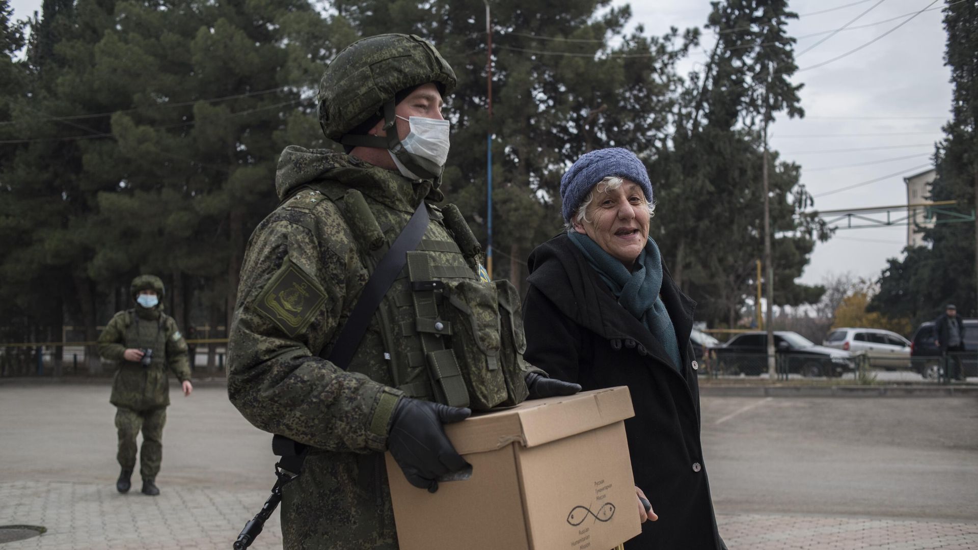 Военнослужащий российского центра по примирению враждующих сторон раздает гуманитарную помощь жителям города Мартакерт в Нагорном Карабахе Военнослужащий российского центра по примирению враждующих сторон раздает гуманитарную помощь жителям города Мартакерт в Нагорном Карабахе - РИА Новости, 1920, 09.01.2021