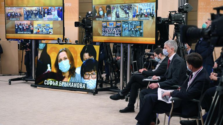 Мониторы с изображением участников большой пресс-конференции президента РФ Владимира Путина в режиме видеоконференции Мониторы с изображением участников большой пресс-конференции президента РФ Владимира Путина в режиме видеоконференции