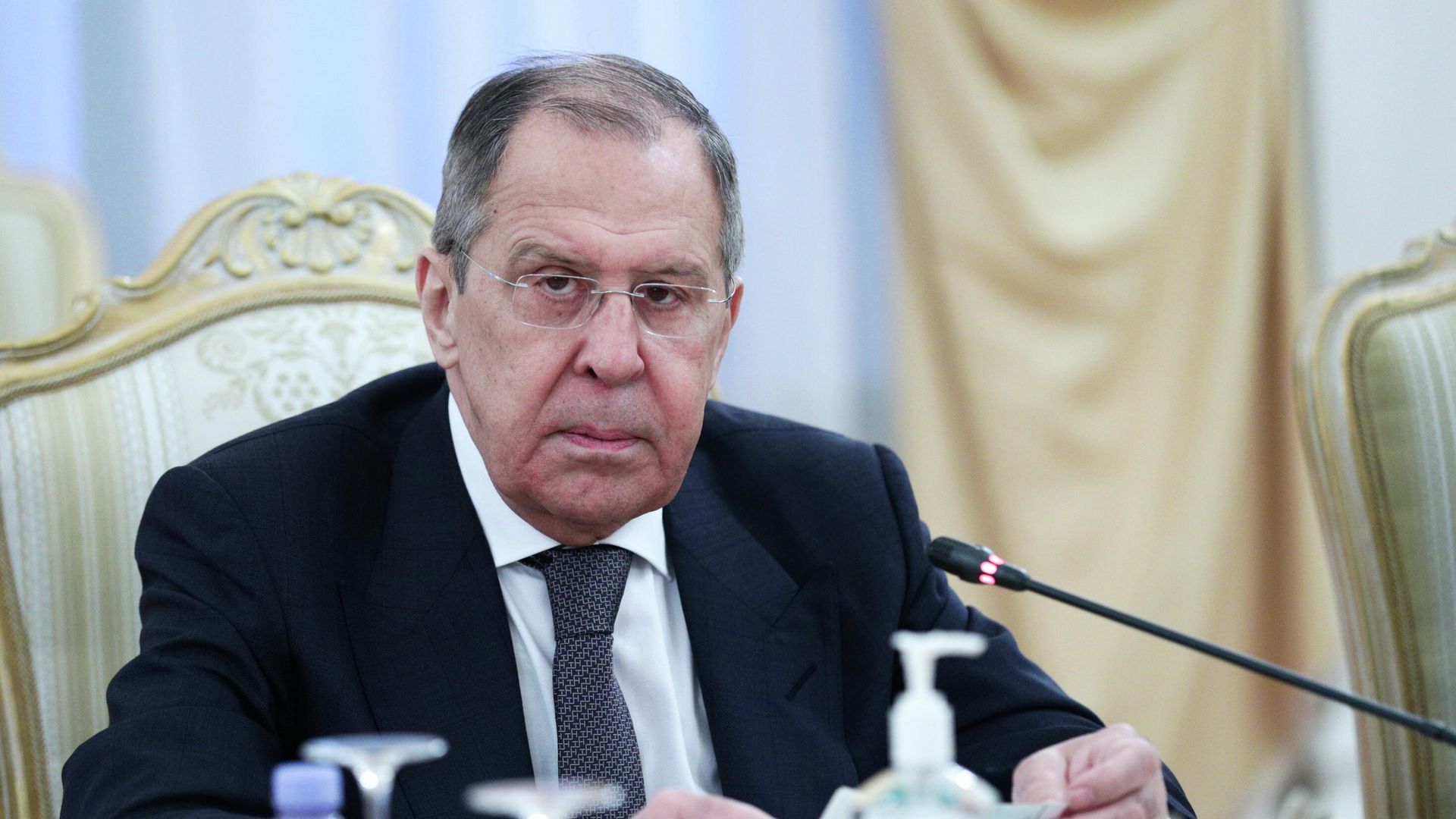 Министр иностранных дел РФ Сергей Лавров во время переговоров со спецпосланником президента Республики Корея У Юн Гын  - РИА Новости, 1920, 19.12.2020