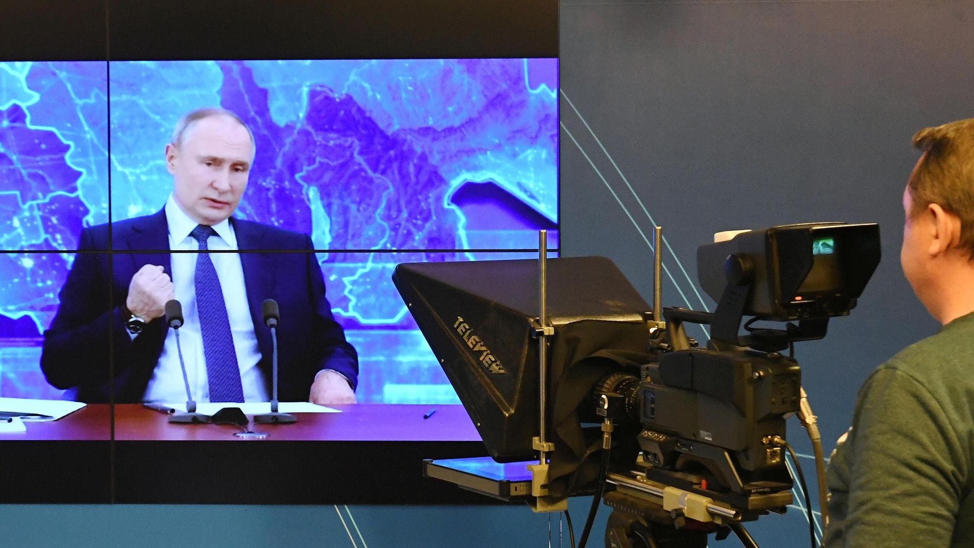 Телеоператор в студии новостей телекомпании 7 канал во время трансляции ежегодной большой пресс-конференции президента РФ Владимира Путина - РИА Новости, 1920, 17.12.2020