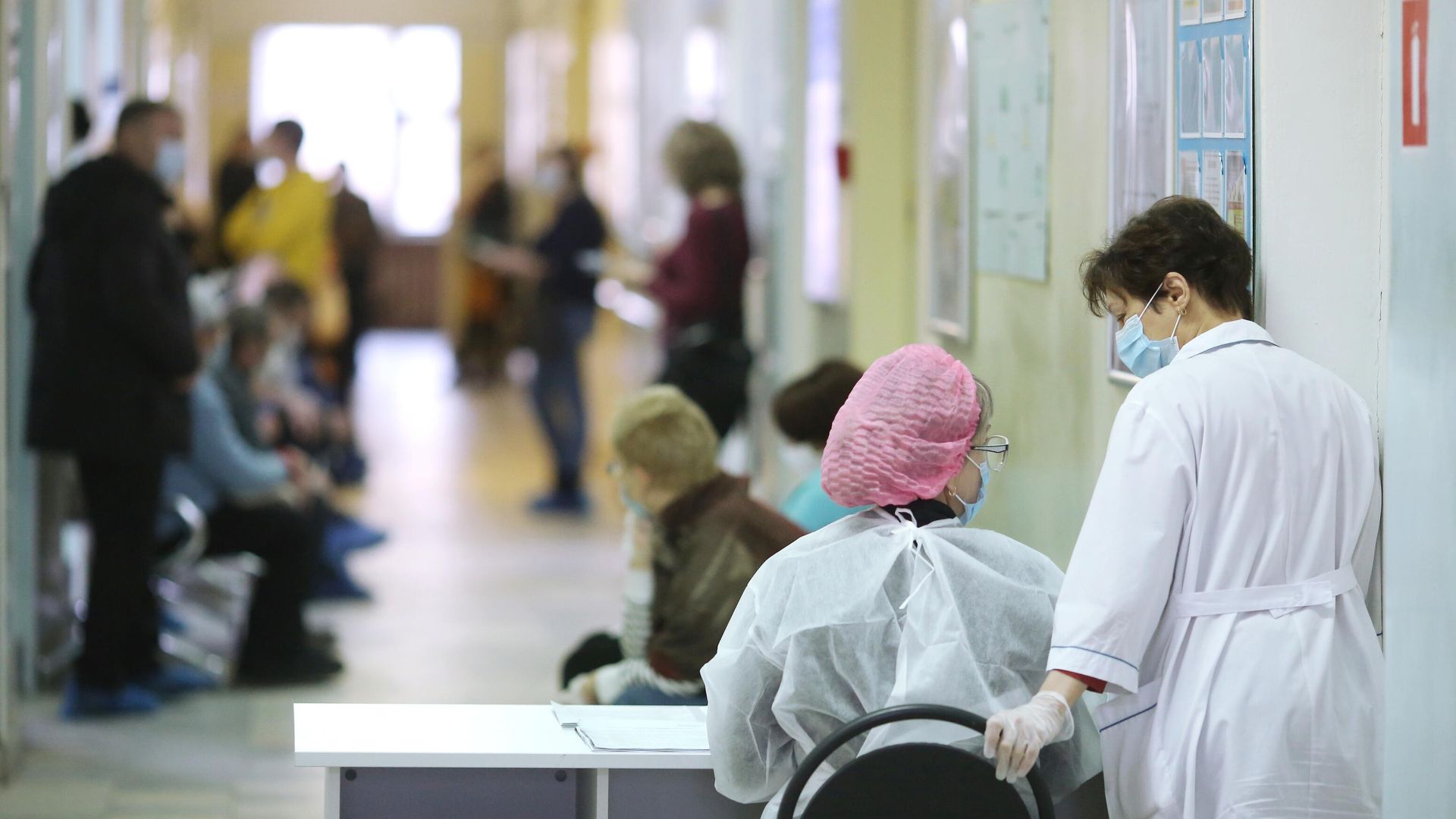 Врачи и пациенты перед началом вакцинации от коронавируса Врачи и пациенты перед началом вакцинации от коронавируса - РИА Новости, 1920, 30.12.2020