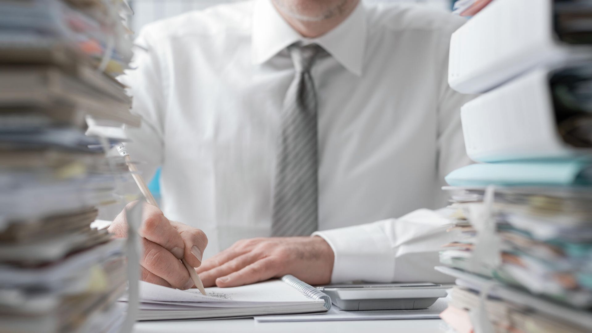 Мужчина работает с документами Мужчина работает с документами - РИА Новости, 1920, 19.11.2025