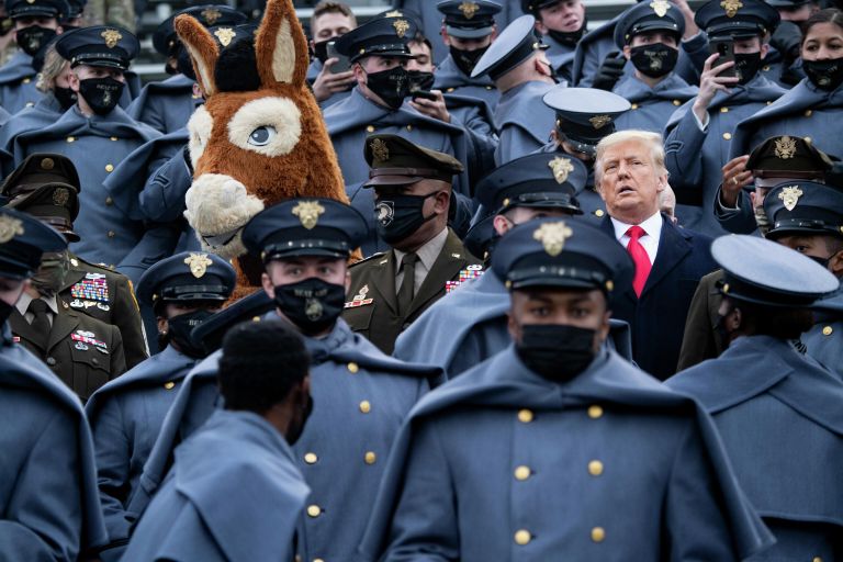 Президент США Дональд Трамп и курсанты Вест-Пойнтской академии во время футбольного матча между военной и военно-морской академий на стадионе Мичи в Вест-Пойнте Президент США Дональд Трамп и курсанты Вест-Пойнтской академии во время футбольного матча между военной и военно-морской академий на стадионе Мичи в Вест-Пойнте