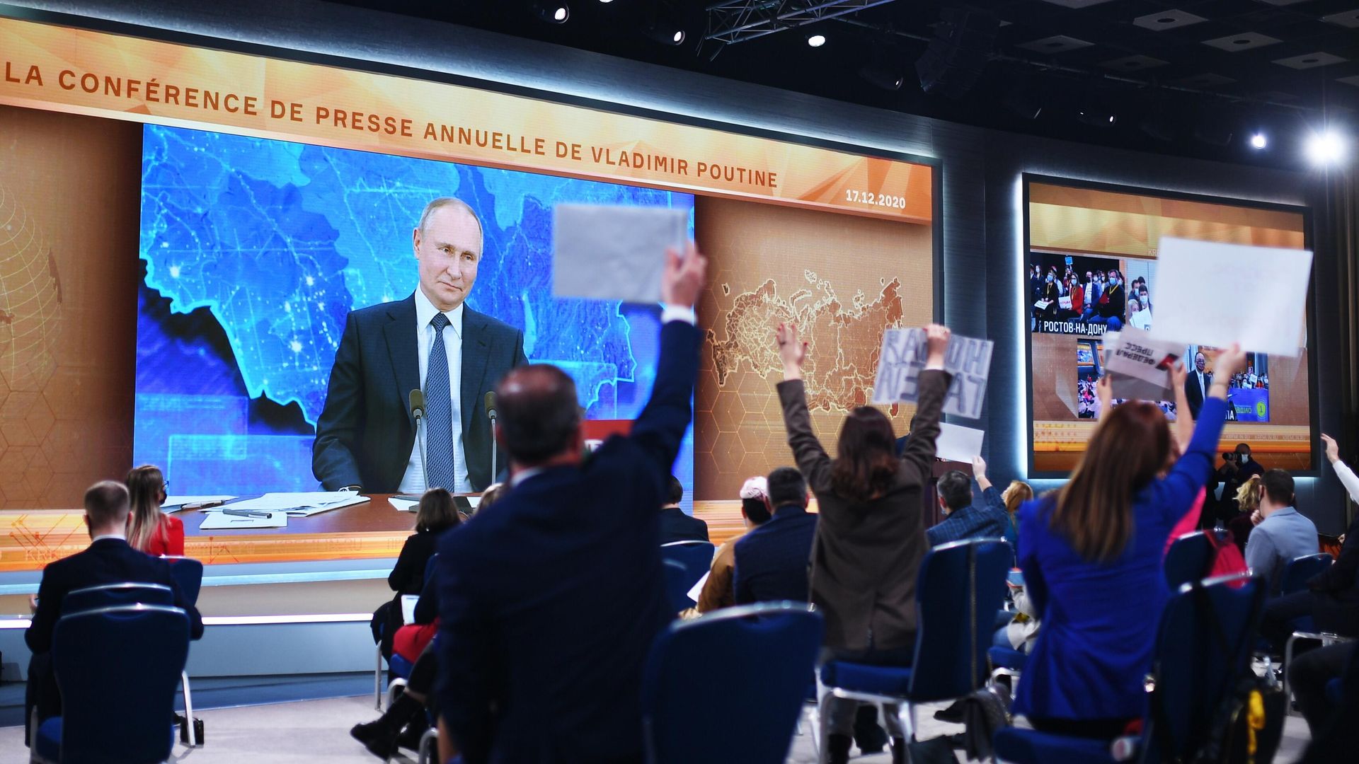 Президент России Владимир Путин в режиме видеоконференции участвует в ежегодной пресс-конференции в Центре международной торговли на Красной Пресне Президент России Владимир Путин в режиме видеоконференции участвует в ежегодной пресс-конференции в Центре международной торговли на Красной Пресне - РИА Новости, 1920, 18.12.2020