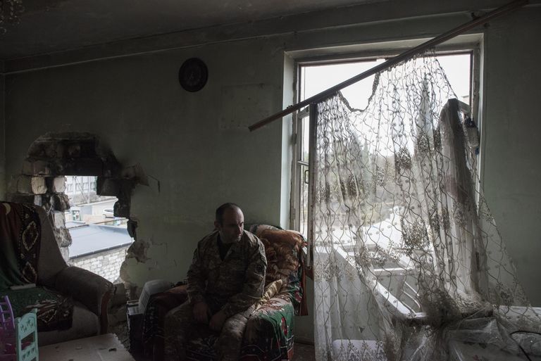Мужчина у себя дома в городе Мартакерт в Нагорном Карабахе Мужчина у себя дома в городе Мартакерт в Нагорном Карабахе
