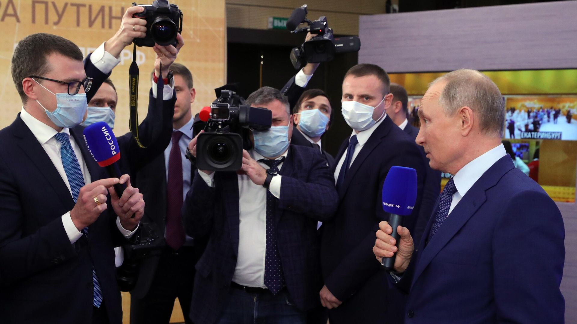 Президент РФ Владимир Путин во время общения с журналистами после большой ежегодной пресс-конференции - РИА Новости, 1920, 17.12.2020