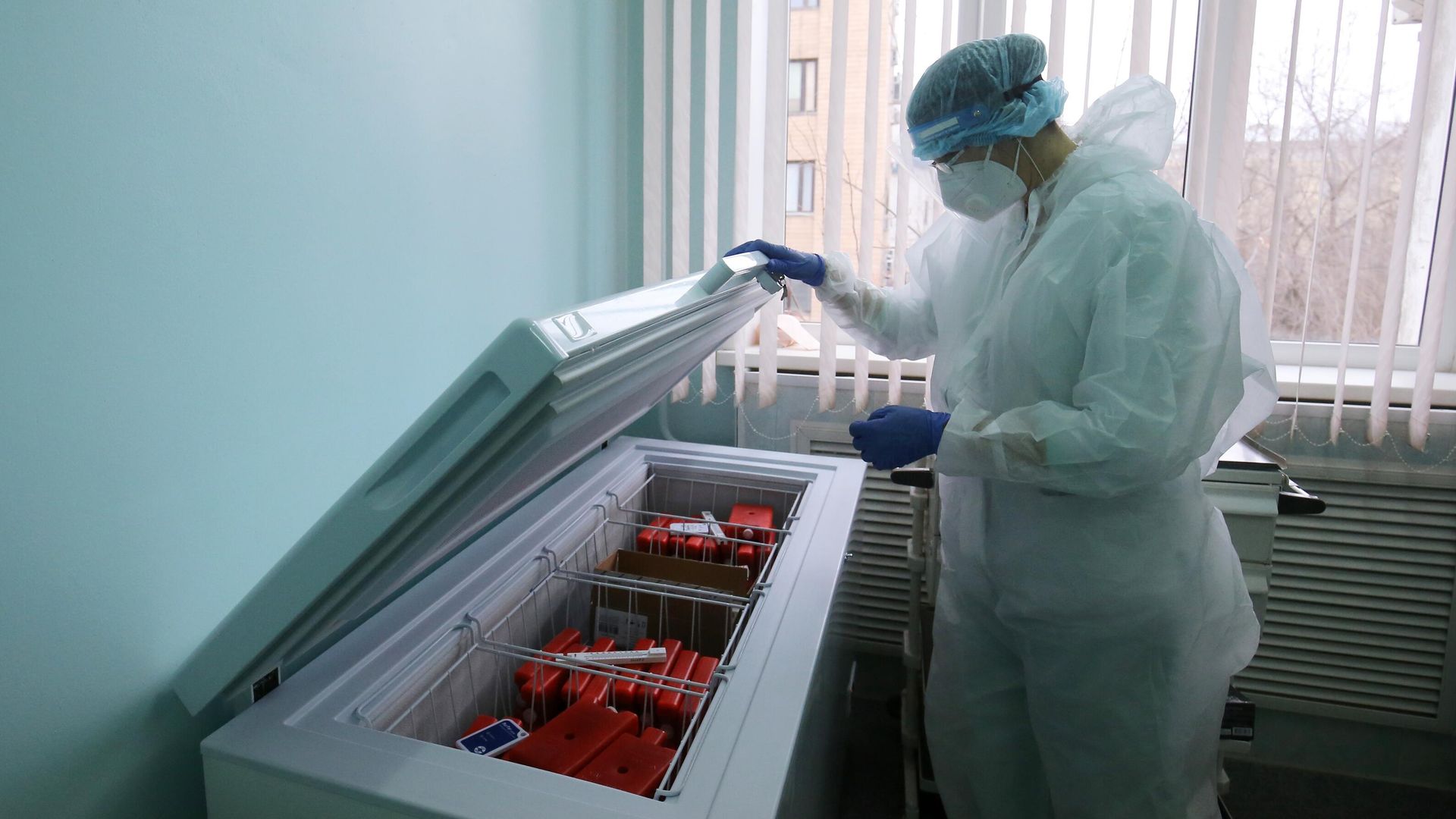Медсестра достает из холодильника упаковку с вакциной от коронавируса Гам-Ковид-Вак Медсестра достает из холодильника упаковку с вакциной от коронавируса Гам-Ковид-Вак - РИА Новости, 1920, 17.01.2021