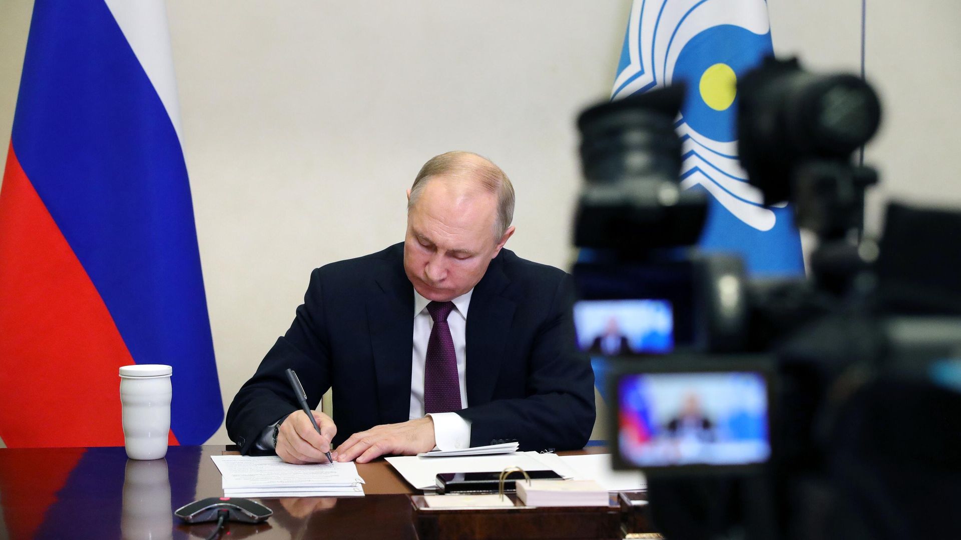 Президент России Владимир Путин принимает участие в онлайн-заседании Совета глав государств СНГ в режиме видеоконференции Президент России Владимир Путин принимает участие в онлайн-заседании Совета глав государств СНГ в режиме видеоконференции - РИА Новости, 1920, 18.12.2020