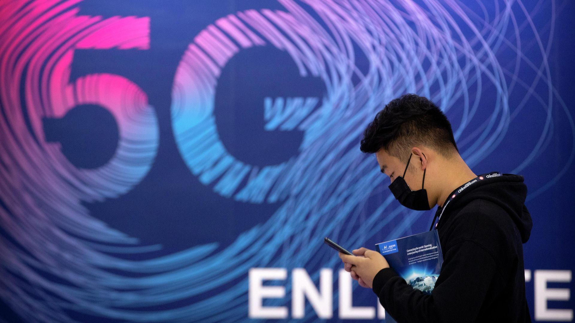Мужчина проходит мимо вывески рекламирующей связь 5G Мужчина проходит мимо вывески рекламирующей связь 5G - РИА Новости, 1920, 25.12.2020