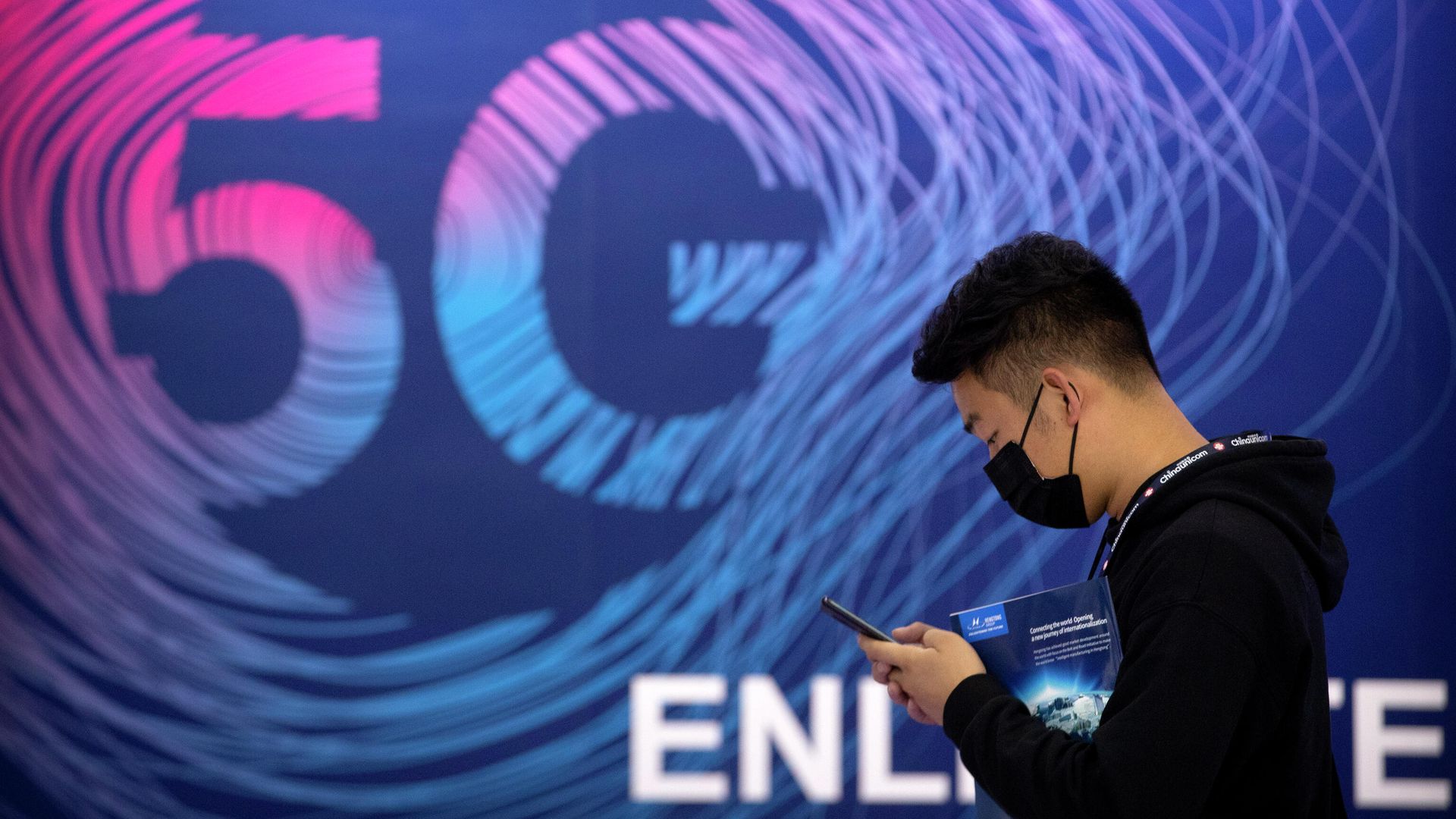Мужчина проходит мимо вывески рекламирующей связь 5G Мужчина проходит мимо вывески рекламирующей связь 5G - РИА Новости, 1920, 18.12.2020