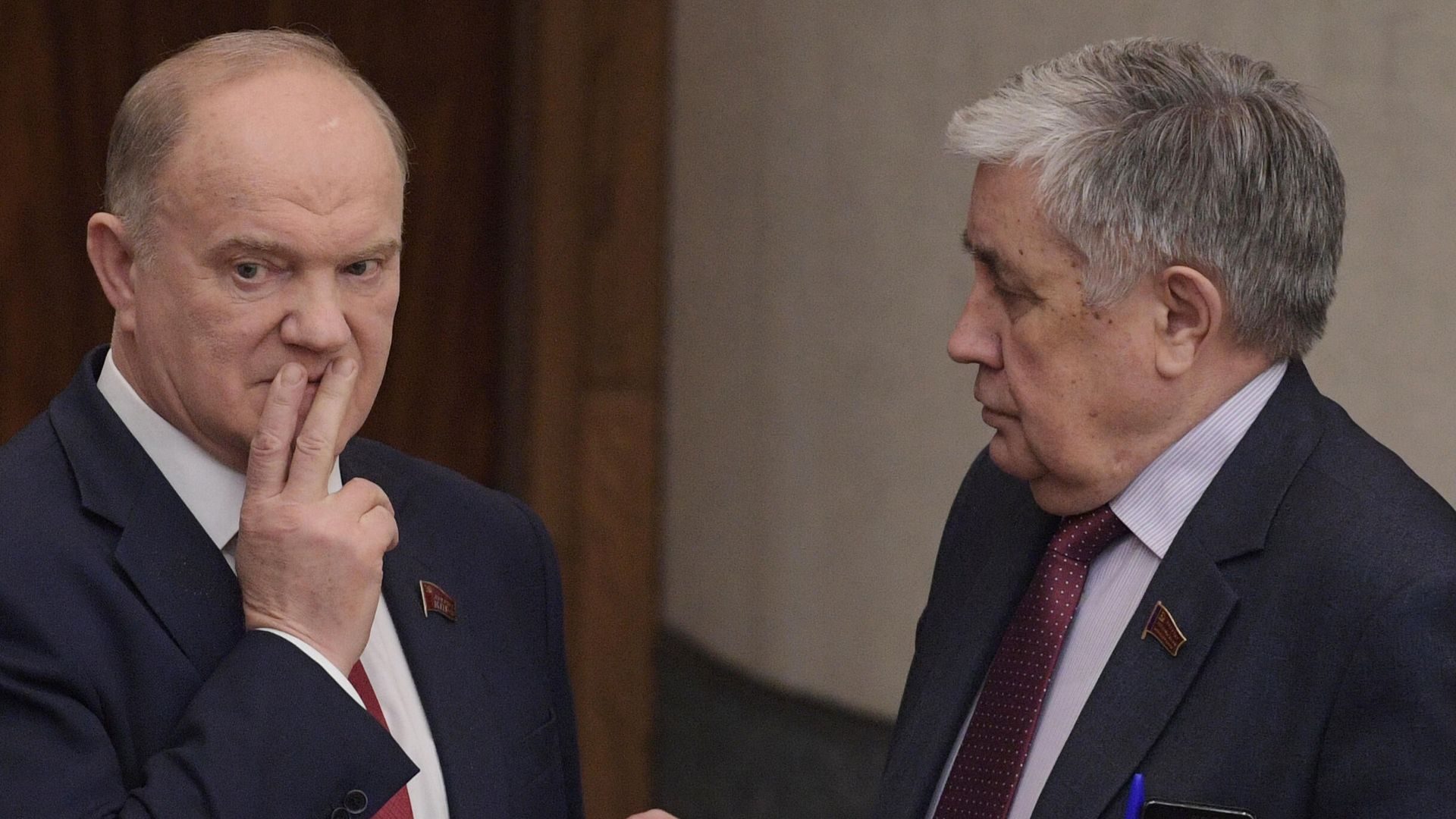 Руководитель фракции КПРФ Геннадий Зюганов и первый заместитель председателя Комитета ГД по бюджету и налогам Валентин Шурчанов - РИА Новости, 1920, 19.12.2020