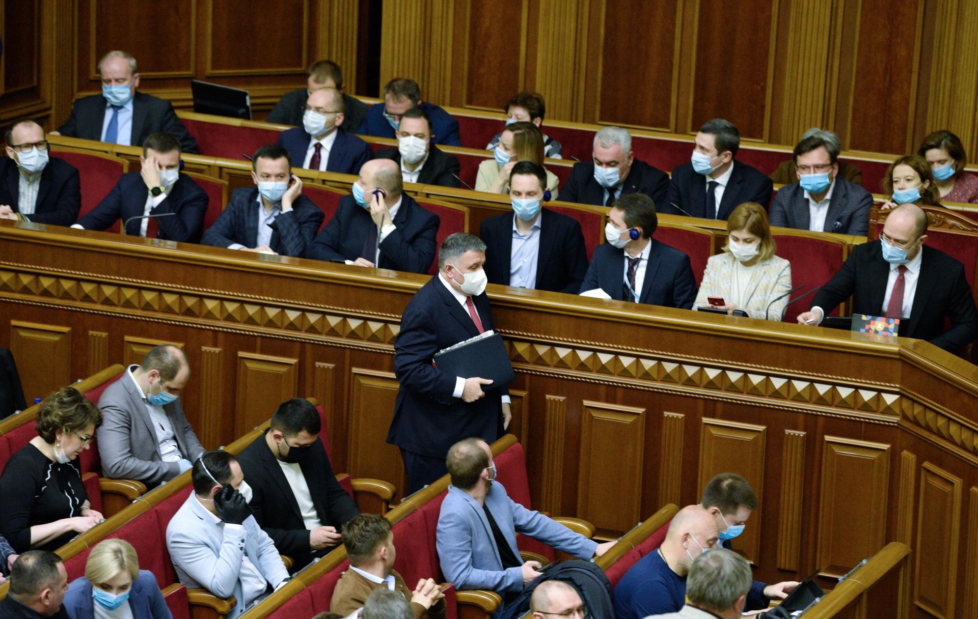 Министр внутренних дел Украины Арсен Аваков (в центре) на заседании Верховной рады Украины Министр внутренних дел Украины Арсен Аваков (в центре) на заседании Верховной рады Украины - РИА Новости, 1920, 05.03.2021