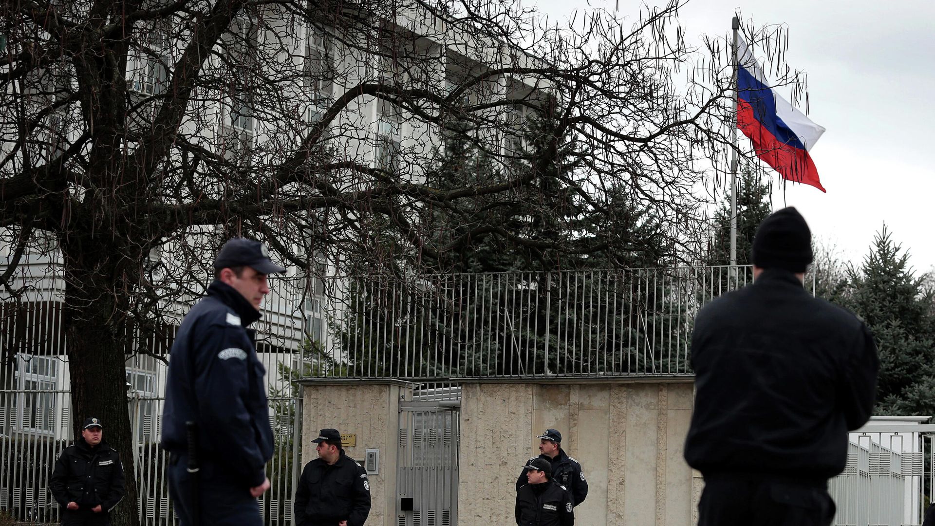 Болгарские полицейские у здания посольства РФ в Софии Болгарские полицейские у здания посольства РФ в Софии - РИА Новости, 1920, 08.04.2022