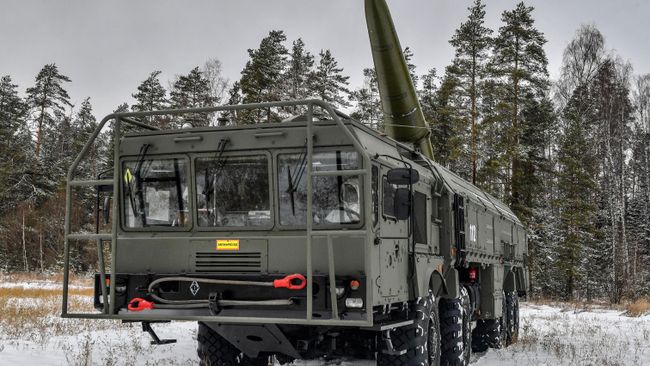 Развертывание пусковой установки во время тренировки расчетов оперативно-тактических ракетных комплексов Искандер