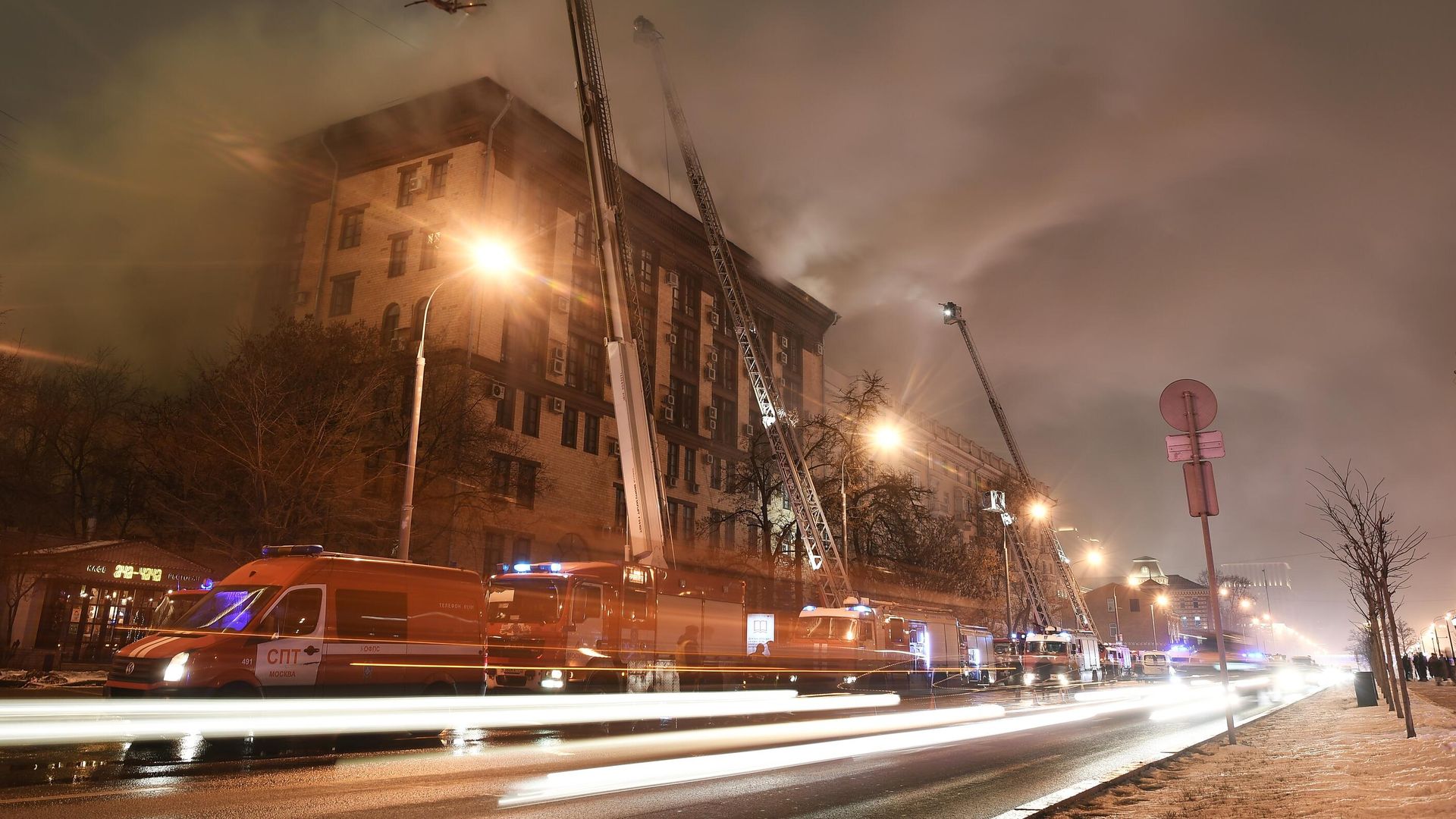 Тушение пожара в здании Мосгоргеотреста на Ленинградском проспекте в Москве Тушение пожара в здании Мосгоргеотреста на Ленинградском проспекте в Москве - РИА Новости, 1920, 19.12.2020