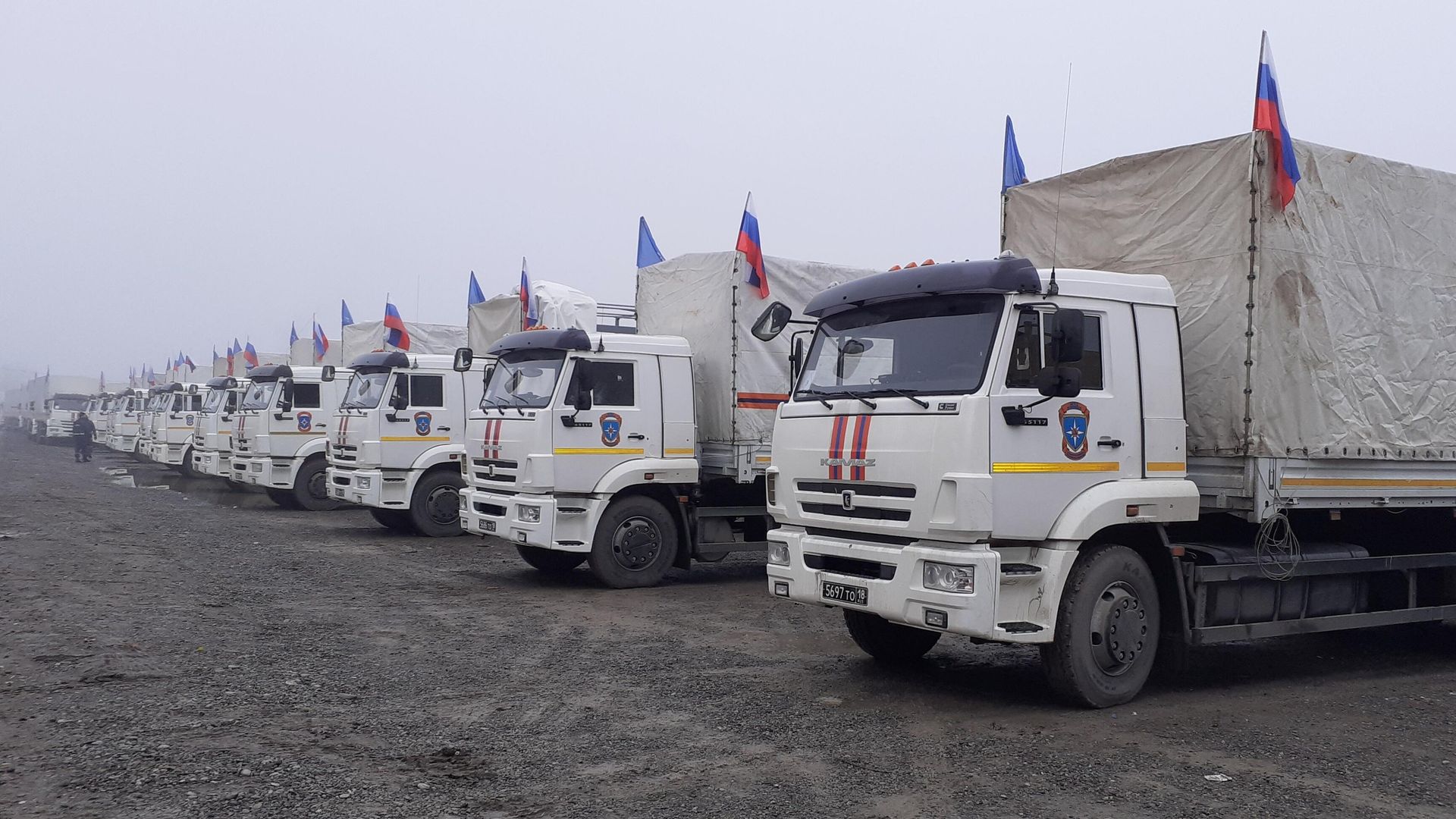 Грузовые автомобили МЧС РФ на железнодорожной станции в городе Барда, куда прибыл состав с гуманитарным грузом из России Грузовые автомобили МЧС РФ на железнодорожной станции в городе Барда, куда прибыл состав с гуманитарным грузом из России - РИА Новости, 1920, 20.12.2020