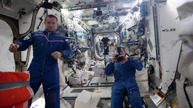 Космонавты Роскосмоса Сергей Рыжиков и Сергей Кудь-Сверчков на МКС