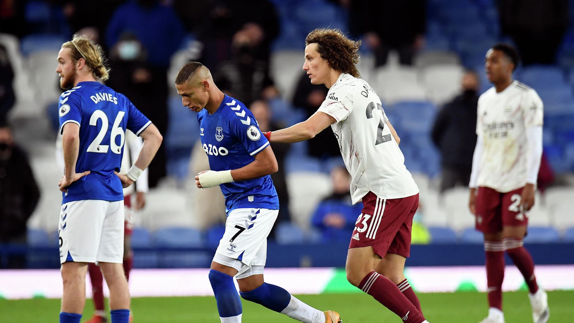 Everton's Irish defender Seamus Coleman (2R) pushes Everton's Brazilian striker Richarlison as he is substituted during the English Premier League football match between Everton and Arsenal at Goodison Park in Liverpool, north west England on December 19, 2020. (Photo by PETER POWELL / POOL / AFP) / RESTRICTED TO EDITORIAL USE. No use with unauthorized audio, video, data, fixture lists, club/league logos or 'live' services. Online in-match use limited to 120 images. An additional 40 images may be used in extra time. No video emulation. Social media in-match use limited to 120 images. An additional 40 images may be used in extra time. No use in betting publications, games or single club/league/player publications. /  - РИА Новости, 1920, 19.12.2020