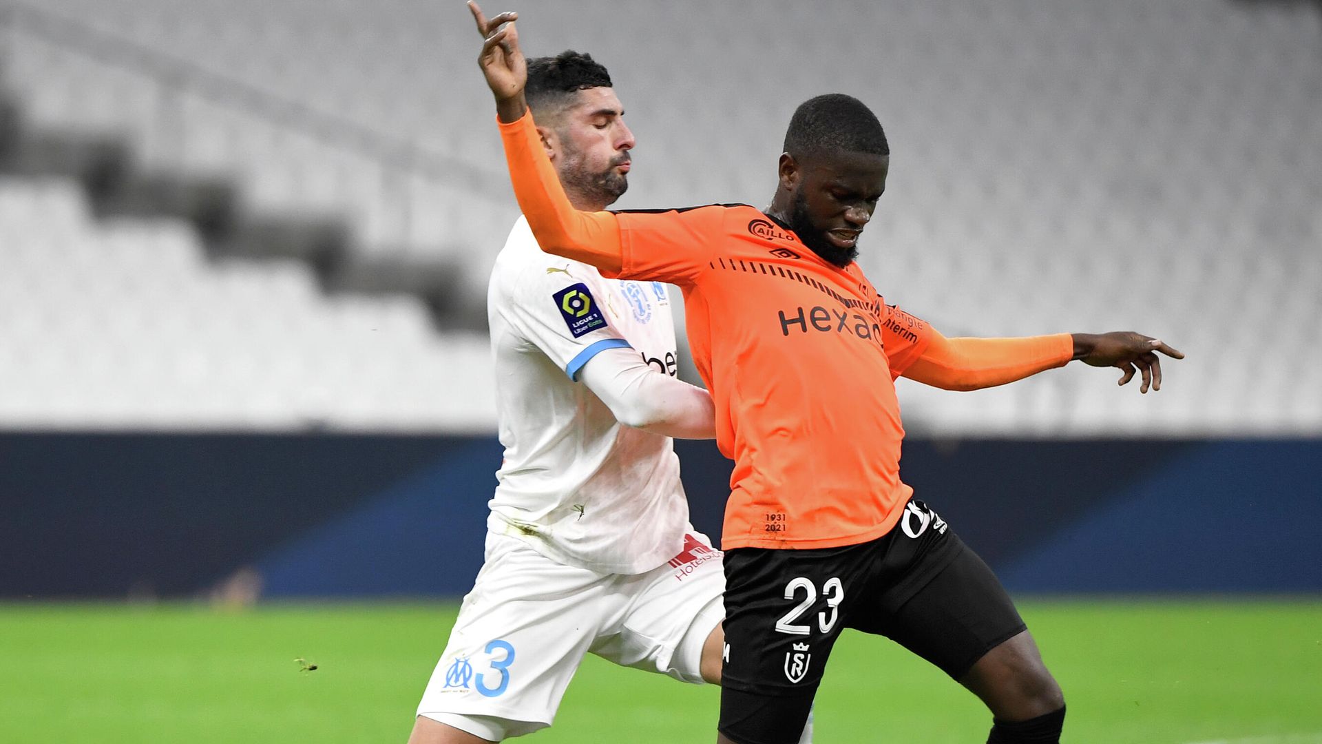 Marseille's Spanish defender Alvaro Gonzalez (L) fights for the ball with Reims' Bissau-Guinean midfielder Moreto Cassama during the French L1 football match between Olympique de Marseille (OM) and Reims at the Velodrome Stadium in Marseille, southeastern France, on December 19, 2020. (Photo by NICOLAS TUCAT / AFP) Marseille's Spanish defender Alvaro Gonzalez (L) fights for the ball with Reims' Bissau-Guinean midfielder Moreto Cassama during the French L1 football match between Olympique de Marseille (OM) and Reims at the Velodrome Stadium in Marseille, southeastern France, on December 19, 2020. (Photo by NICOLAS TUCAT / AFP) - РИА Новости, 1920, 19.12.2020