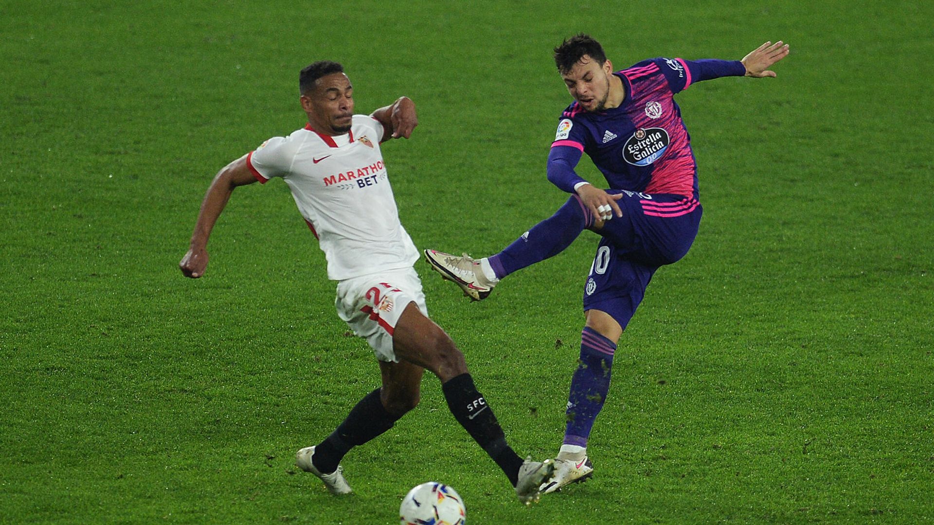 Valladolid's Spanish midfielder Oscar Plano (R) vies with Sevilla's Brazilian midfielder Fernando during the Spanish league football match between Sevilla FC and Real Valladolid FC at the Ramon Sanchez Pizjuan stadium in Seville on December 19, 2020. (Photo by CRISTINA QUICLER / AFP) Valladolid's Spanish midfielder Oscar Plano (R) vies with Sevilla's Brazilian midfielder Fernando during the Spanish league football match between Sevilla FC and Real Valladolid FC at the Ramon Sanchez Pizjuan stadium in Seville on December 19, 2020. (Photo by CRISTINA QUICLER / AFP) - РИА Новости, 1920, 20.12.2020
