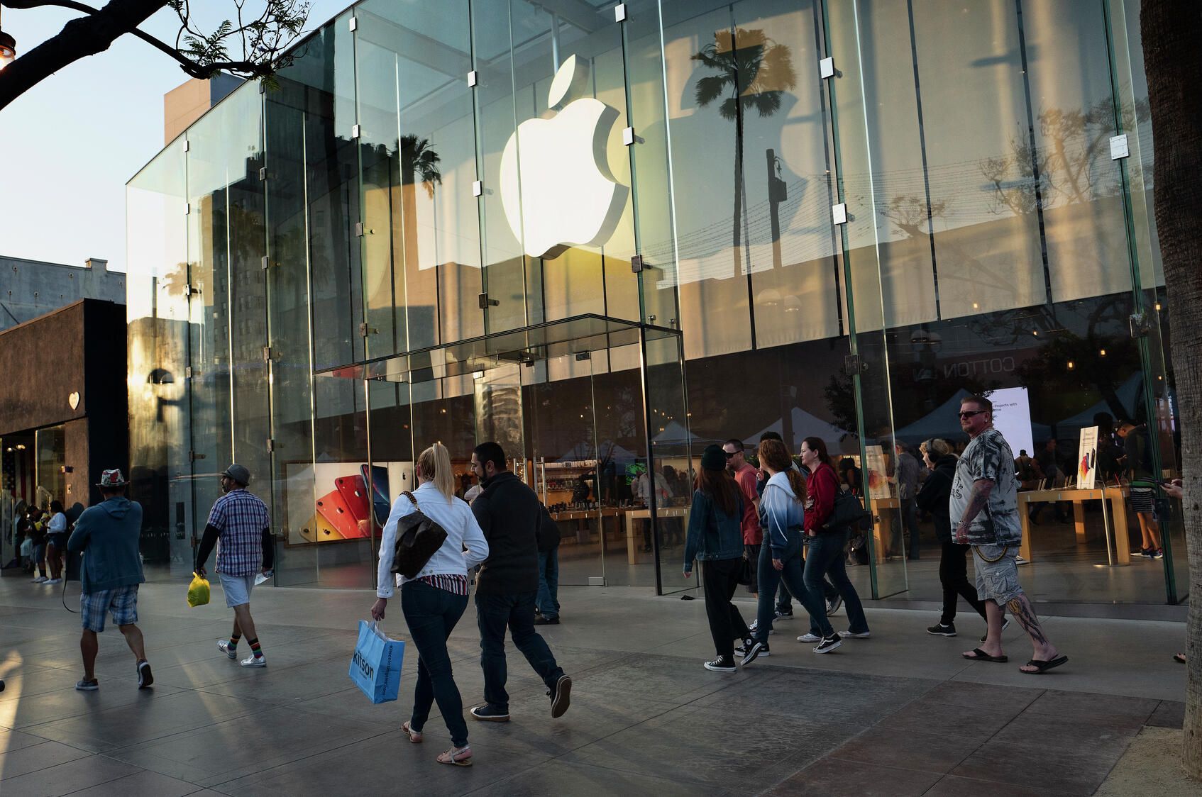 Магазин Apple в Санта-Монике, Калифорния Магазин Apple в Санта-Монике, Калифорния - РИА Новости, 1920, 24.12.2021