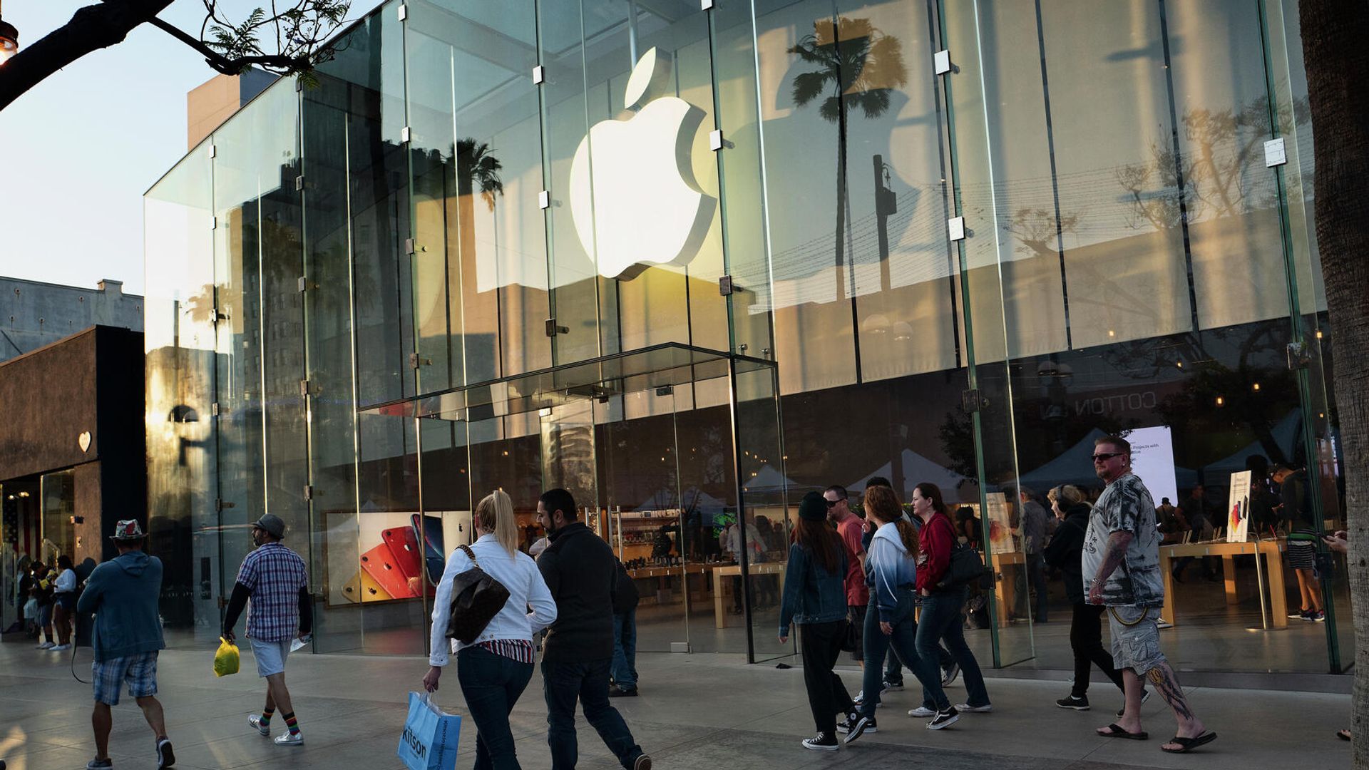 Магазин Apple в Санта-Монике, Калифорния Магазин Apple в Санта-Монике, Калифорния - РИА Новости, 1920, 21.09.2021