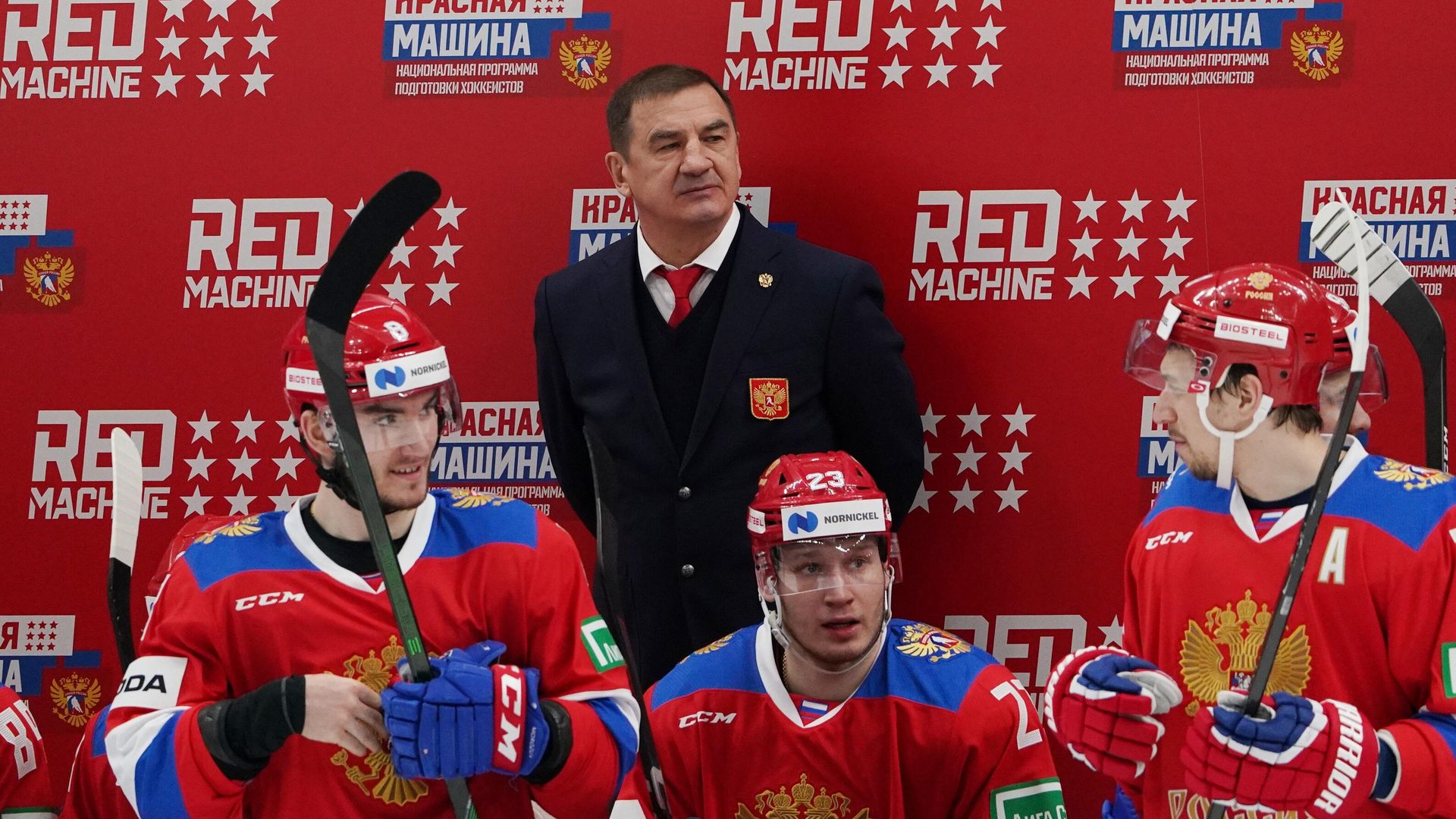 Главный тренер сборной России по хоккею Валерий Брагин и игроки на скамейке запасных во время матча второго этапа Еврохоккейтура 2020/21 Кубок Первого канала между сборными командами Швеции и России. На первом плане слева направо: Иван Морозов, Егор Коршков. Главный тренер сборной России по хоккею Валерий Брагин и игроки на скамейке запасных во время матча второго этапа Еврохоккейтура 2020/21 Кубок Первого канала между сборными командами Швеции и России. На первом плане слева направо: Иван Морозов, Егор Коршков. - РИА Новости, 1920, 20.12.2020