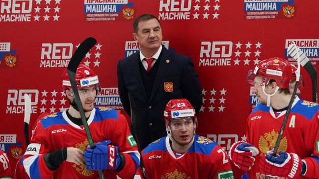 Главный тренер сборной России по хоккею Валерий Брагин и игроки на скамейке запасных во время матча второго этапа Еврохоккейтура 2020/21 Кубок Первого канала между сборными командами Швеции и России. На первом плане слева направо: Иван Морозов, Егор Коршков. Главный тренер сборной России по хоккею Валерий Брагин и игроки на скамейке запасных во время матча второго этапа Еврохоккейтура 2020/21 Кубок Первого канала между сборными командами Швеции и России. На первом плане слева направо: Иван Морозов, Егор Коршков.