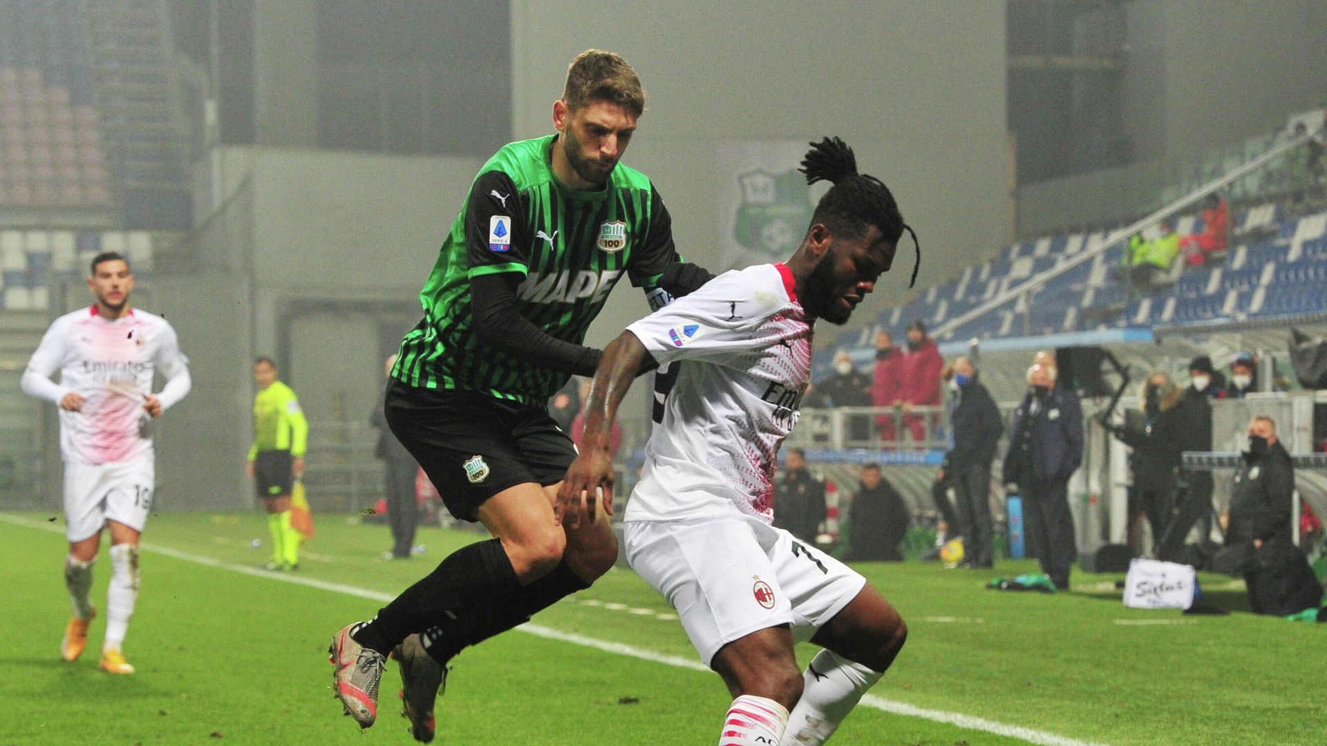 Soccer Football - Serie A - U.S. Sassuolo v AC Milan - Mapei Stadium - Citta del Tricolore, Reggio Emilia, Italy - December 20, 2020 AC Milan's Franck Kessie in action with Sassuolo's Domenico Berardi REUTERS/Jennifer Lorenzini Soccer Football - Serie A - U.S. Sassuolo v AC Milan - Mapei Stadium - Citta del Tricolore, Reggio Emilia, Italy - December 20, 2020 AC Milan's Franck Kessie in action with Sassuolo's Domenico Berardi REUTERS/Jennifer Lorenzini - РИА Новости, 1920, 20.12.2020