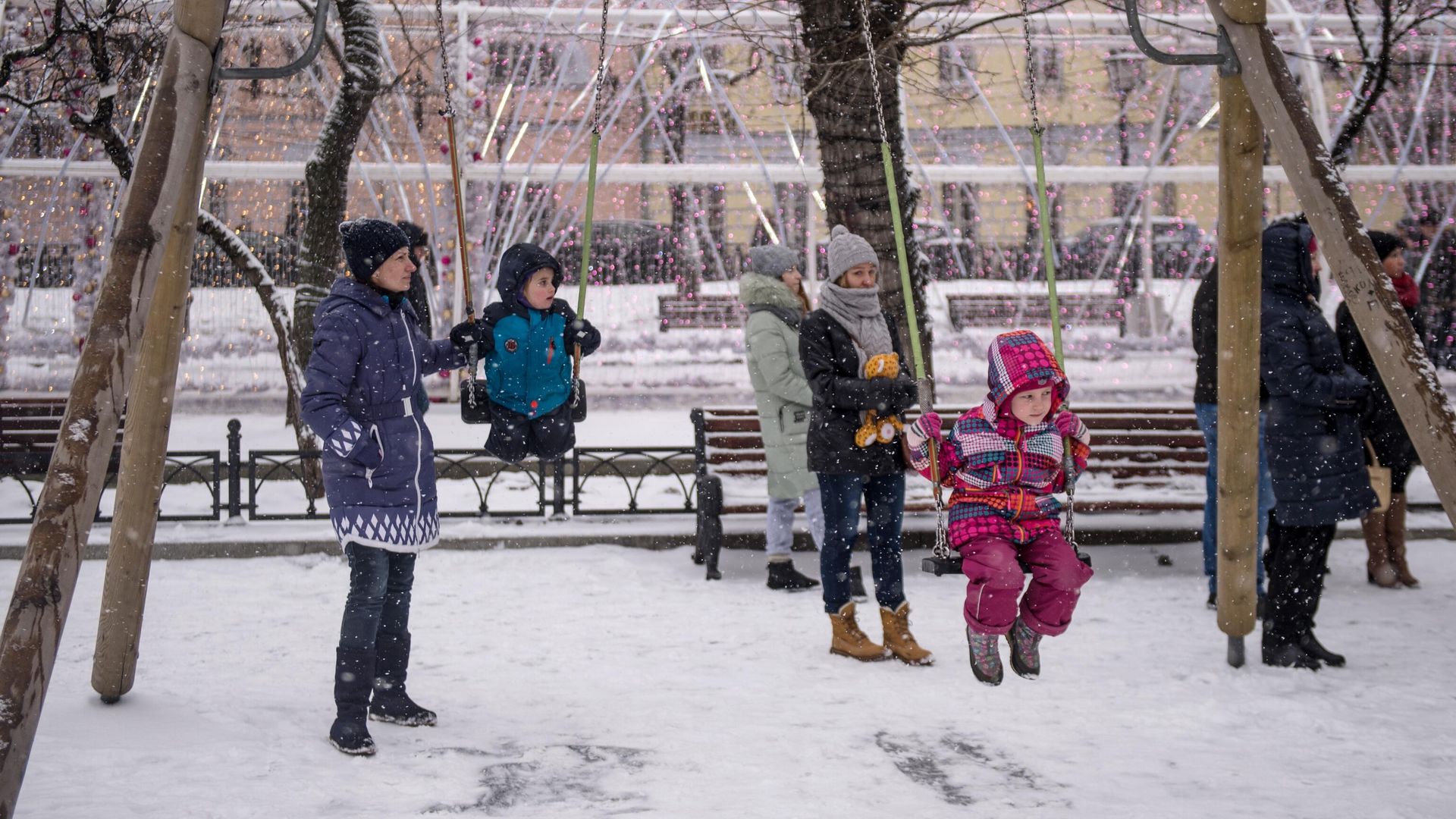 Дети с родителями качаются на качелях на Тверском бульваре в Москве Дети с родителями качаются на качелях на Тверском бульваре в Москве - РИА Новости, 1920, 20.12.2020