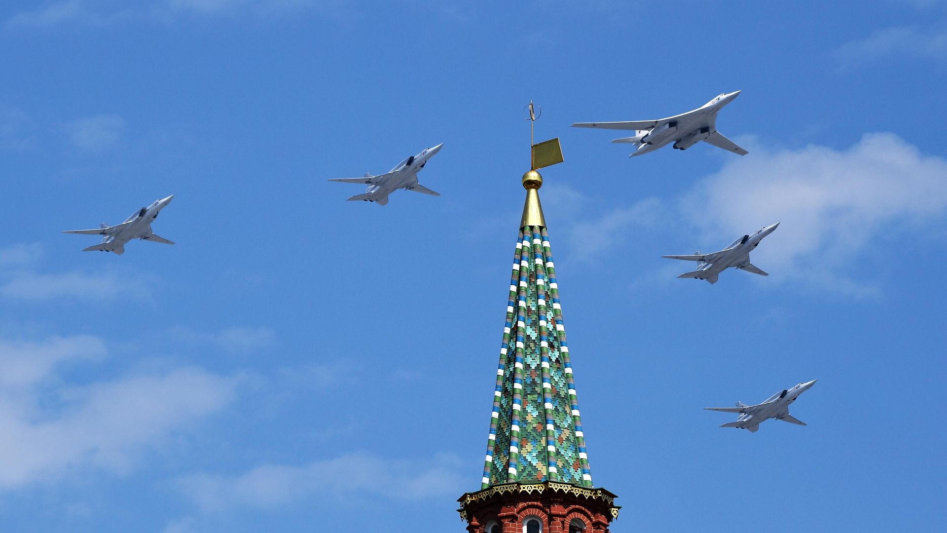 Стратегический бомбардировщик-ракетоносец Ту-160 и дальние сверхзвуковые бомбардировщики-ракетоносцы Ту-22М3 во время генеральной репетиции воздушной части парада в честь 75-летия Победы в Великой Отечественной войне в Москве Стратегический бомбардировщик-ракетоносец Ту-160 и дальние сверхзвуковые бомбардировщики-ракетоносцы Ту-22М3 во время генеральной репетиции воздушной части парада в честь 75-летия Победы в Великой Отечественной войне в Москве - РИА Новости, 1920, 21.05.2021
