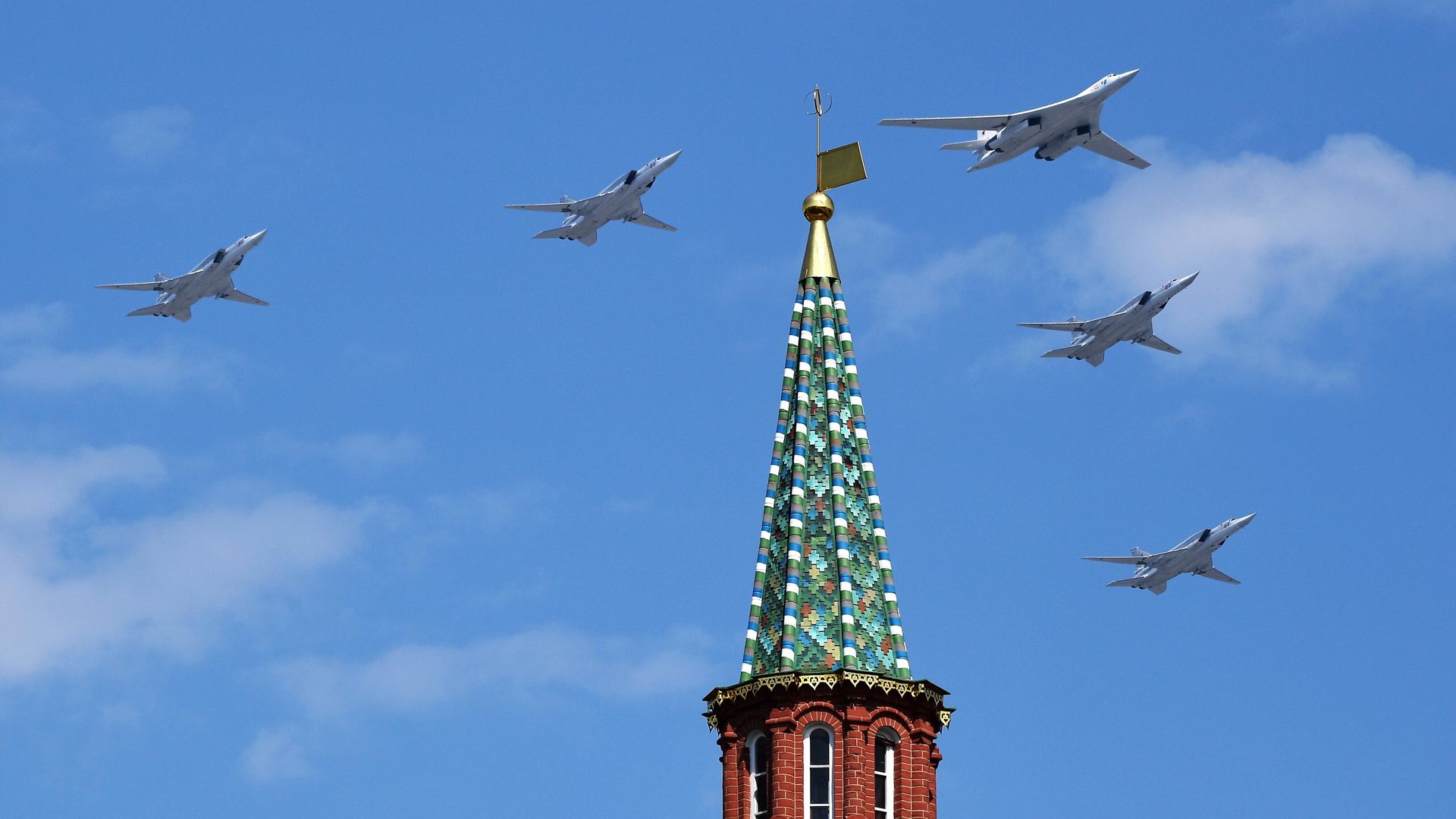 Стратегический бомбардировщик-ракетоносец Ту-160 и дальние сверхзвуковые бомбардировщики-ракетоносцы Ту-22М3 во время генеральной репетиции воздушной части парада в честь 75-летия Победы в Великой Отечественной войне в Москве Стратегический бомбардировщик-ракетоносец Ту-160 и дальние сверхзвуковые бомбардировщики-ракетоносцы Ту-22М3 во время генеральной репетиции воздушной части парада в честь 75-летия Победы в Великой Отечественной войне в Москве - РИА Новости, 1920, 24.04.2021