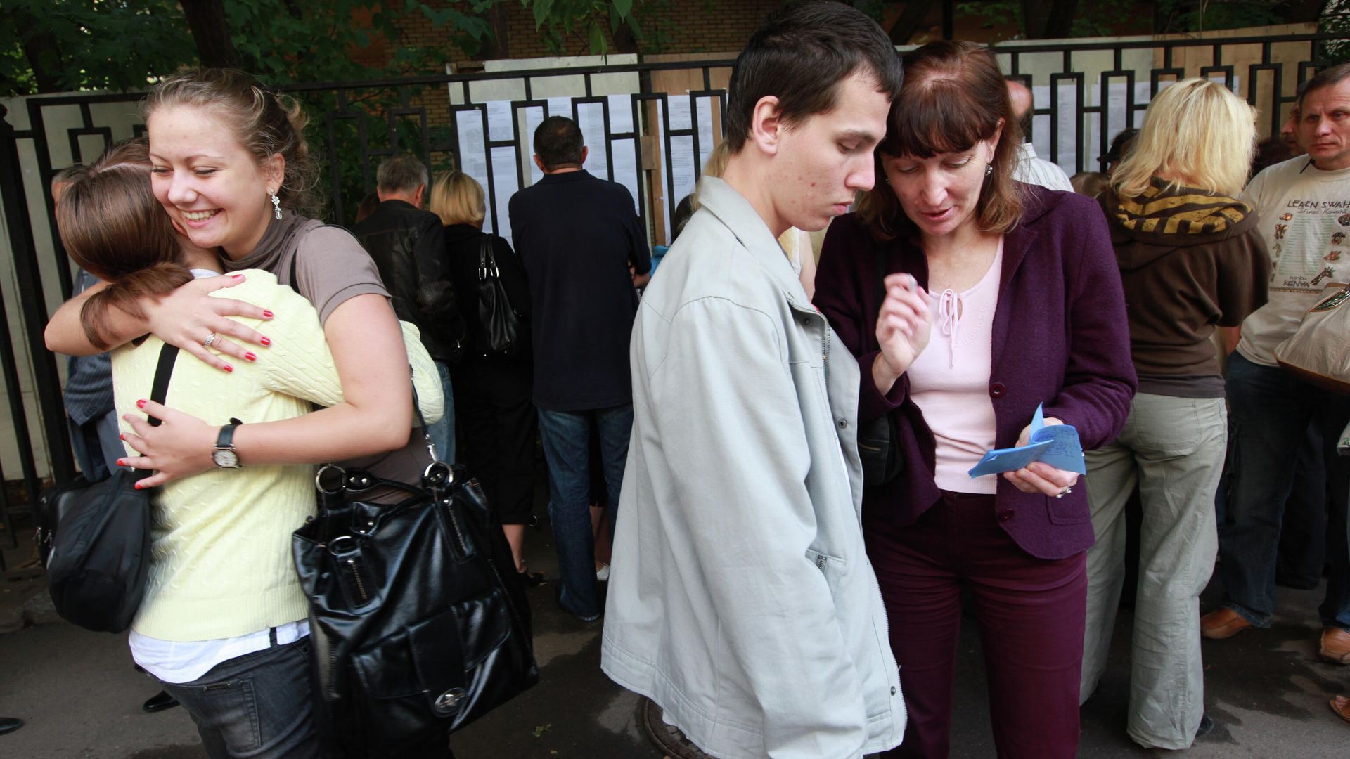 Абитуриенты Московского государственного лингвистического университета им. Мориса Тореза изучают списки рекомендованных к зачислению и представивших оригиналы документов Абитуриенты Московского государственного лингвистического университета им. Мориса Тореза изучают списки рекомендованных к зачислению и представивших оригиналы документов - РИА Новости, 1920, 22.12.2020