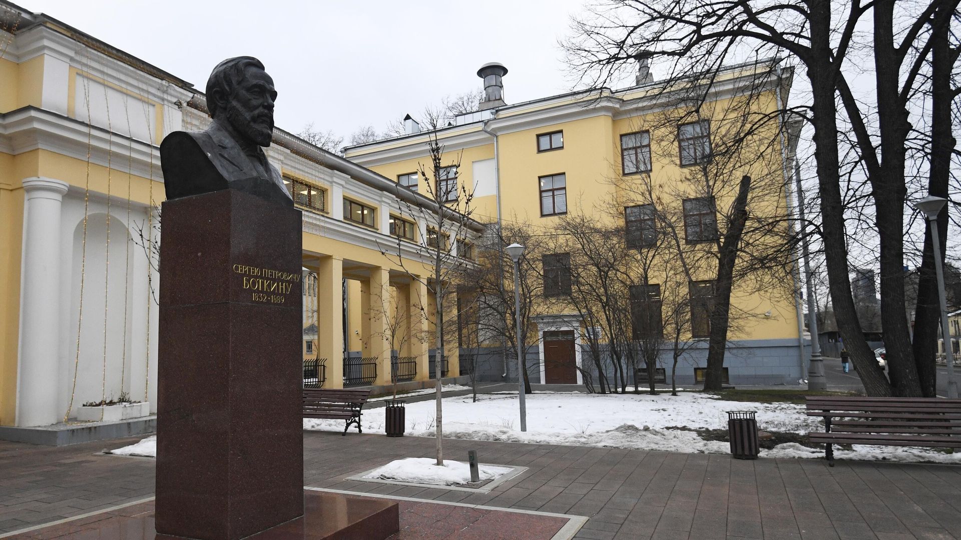 Бюст Сергея Боткина возле здания городской клинической больницы имени С. П. Боткина в Москве Бюст Сергея Боткина возле здания городской клинической больницы имени С. П. Боткина в Москве - РИА Новости, 1920, 23.12.2020