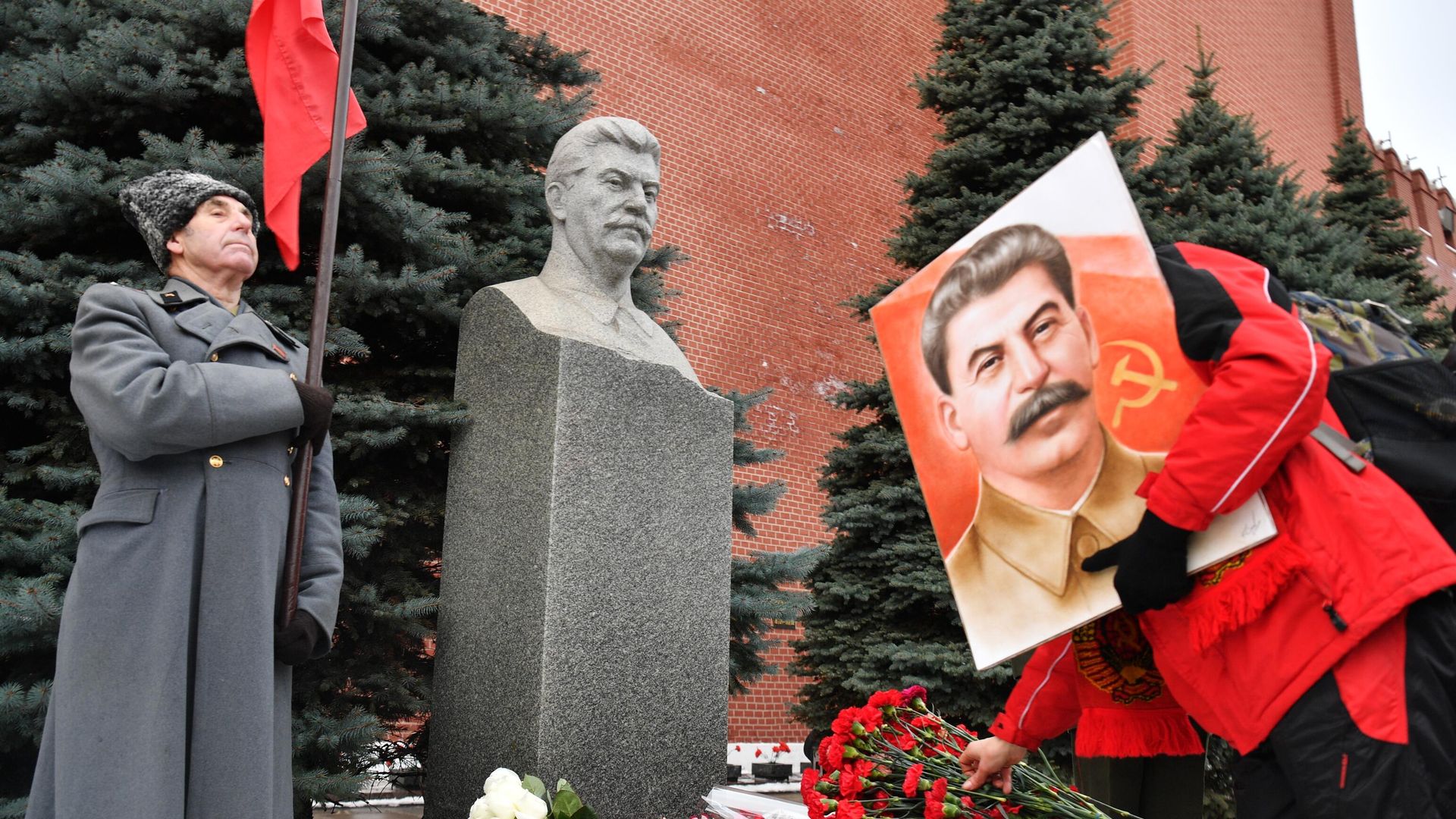 Церемония возложения венков и цветов к мемориальному захоронению И. В. Сталина у Кремлевской стены Церемония возложения венков и цветов к мемориальному захоронению И. В. Сталина у Кремлевской стены - РИА Новости, 1920, 23.12.2020