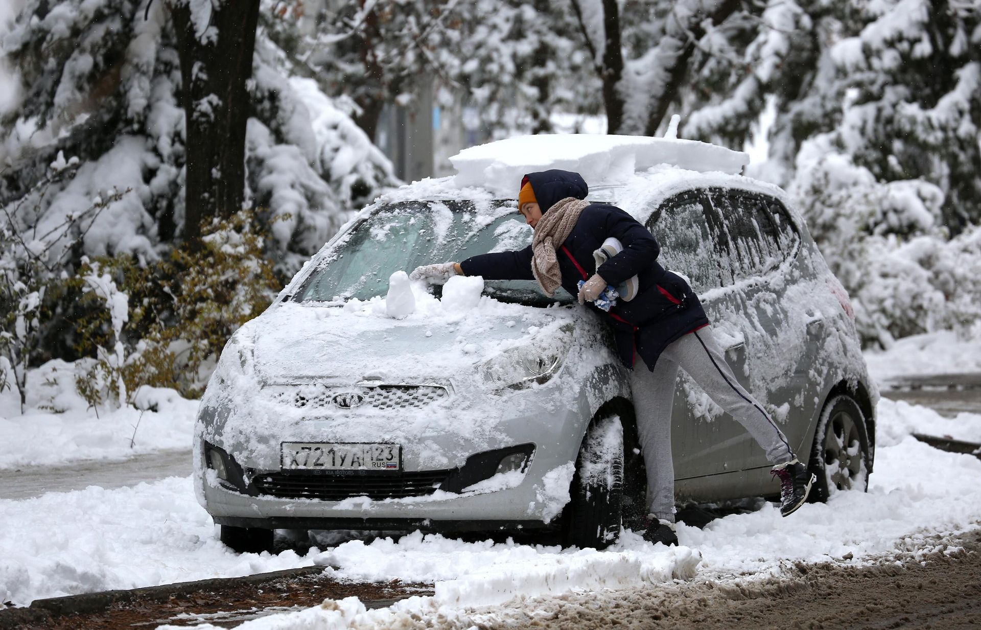 Женщина очищает свой автомобиль от снега Женщина очищает свой автомобиль от снега - РИА Новости, 1920, 19.01.2022