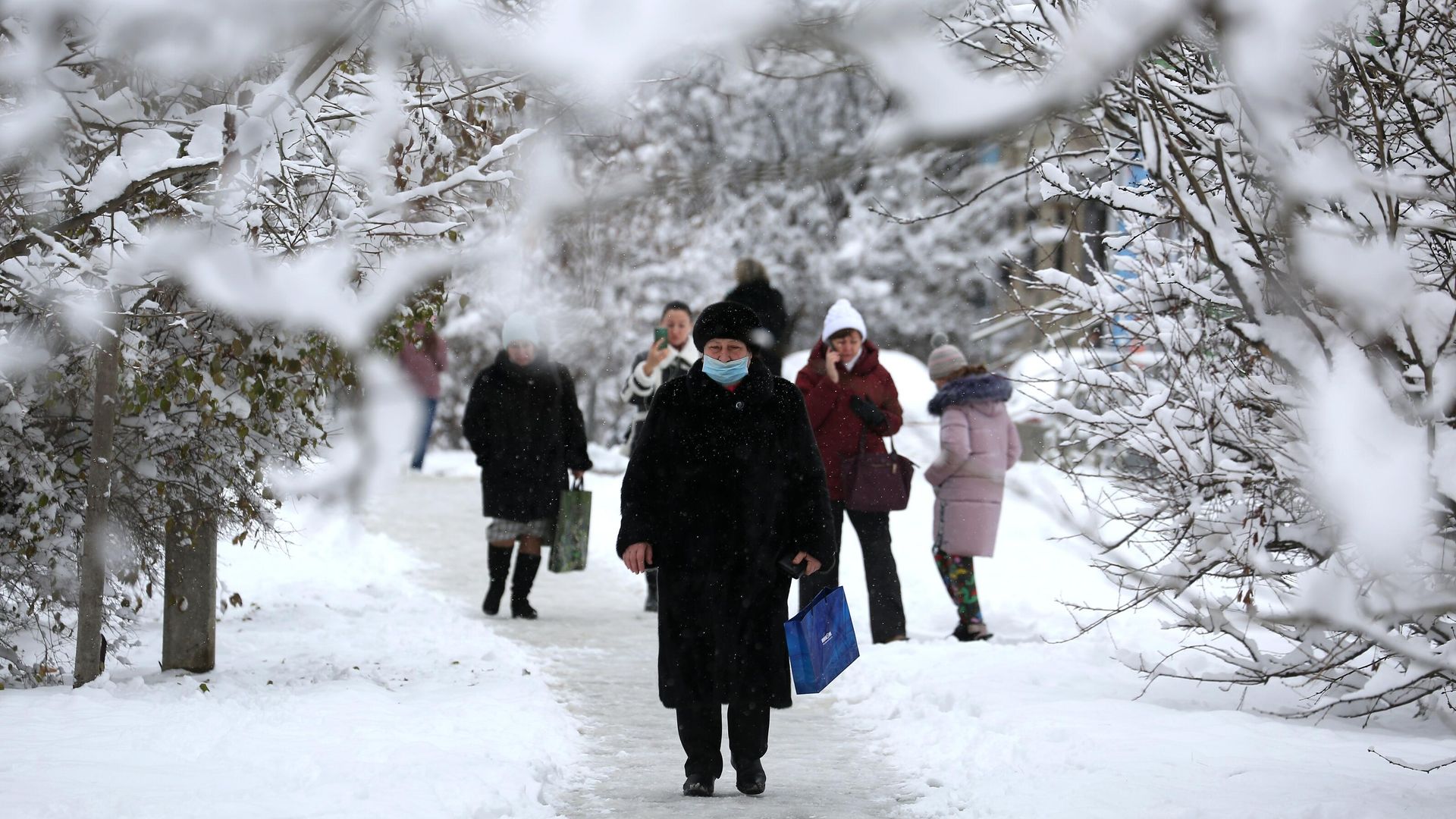 Прохожие на одной из улиц в Краснодаре после снегопада Прохожие на одной из улиц в Краснодаре после снегопада - РИА Новости, 1920, 17.01.2022