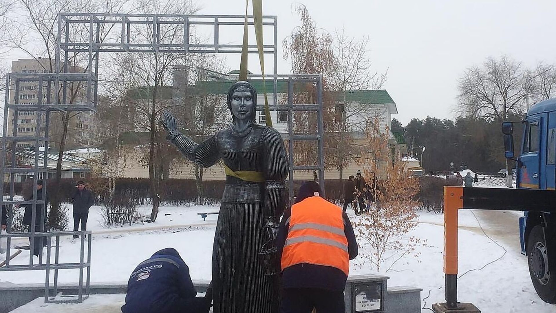 Демонтаж памятника Аленке в Нововоронеже Демонтаж памятника Аленке в Нововоронеже - РИА Новости, 1920, 15.02.2021
