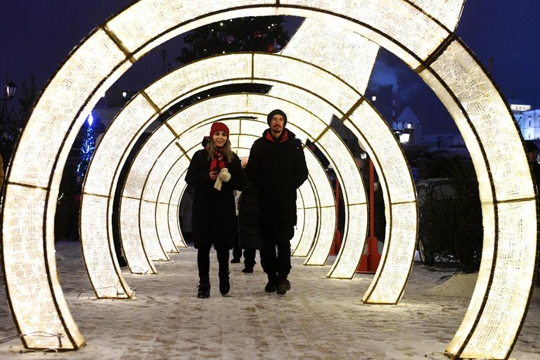 Посетители на открытии ретро-городка Кремлевский огонёк на Кремлёвской набережной в Казани Посетители на открытии ретро-городка Кремлевский огонёк на Кремлёвской набережной в Казани